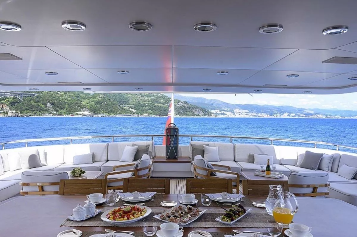 https://dev-api.arconyachts.com/storage/media/23445/conversions/45_9460601362-optimize.webp
