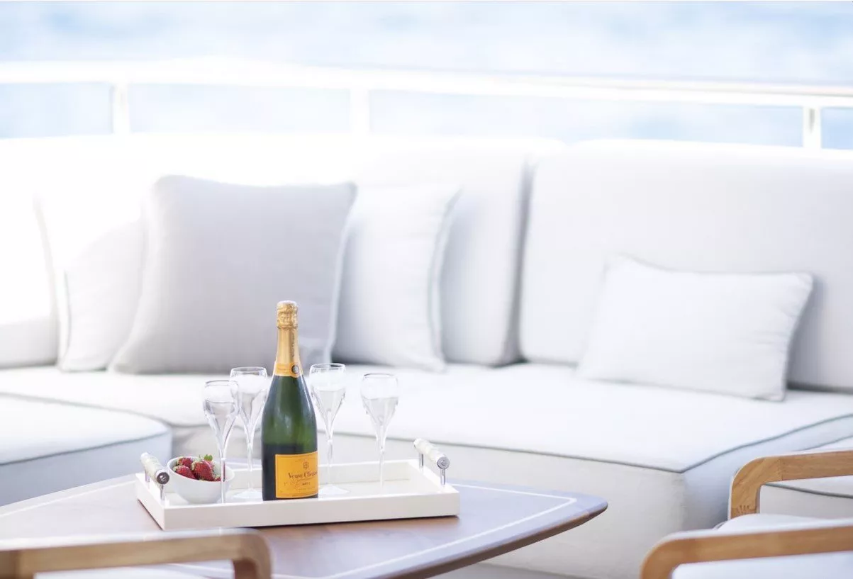 https://dev-api.arconyachts.com/storage/media/23448/conversions/45_3925563313-optimize.webp