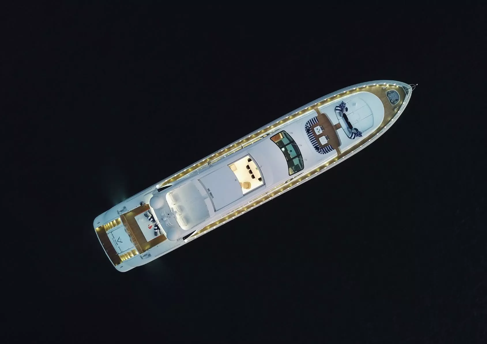 https://dev-api.arconyachts.com/storage/media/23460/conversions/707_2465763065-optimize.webp