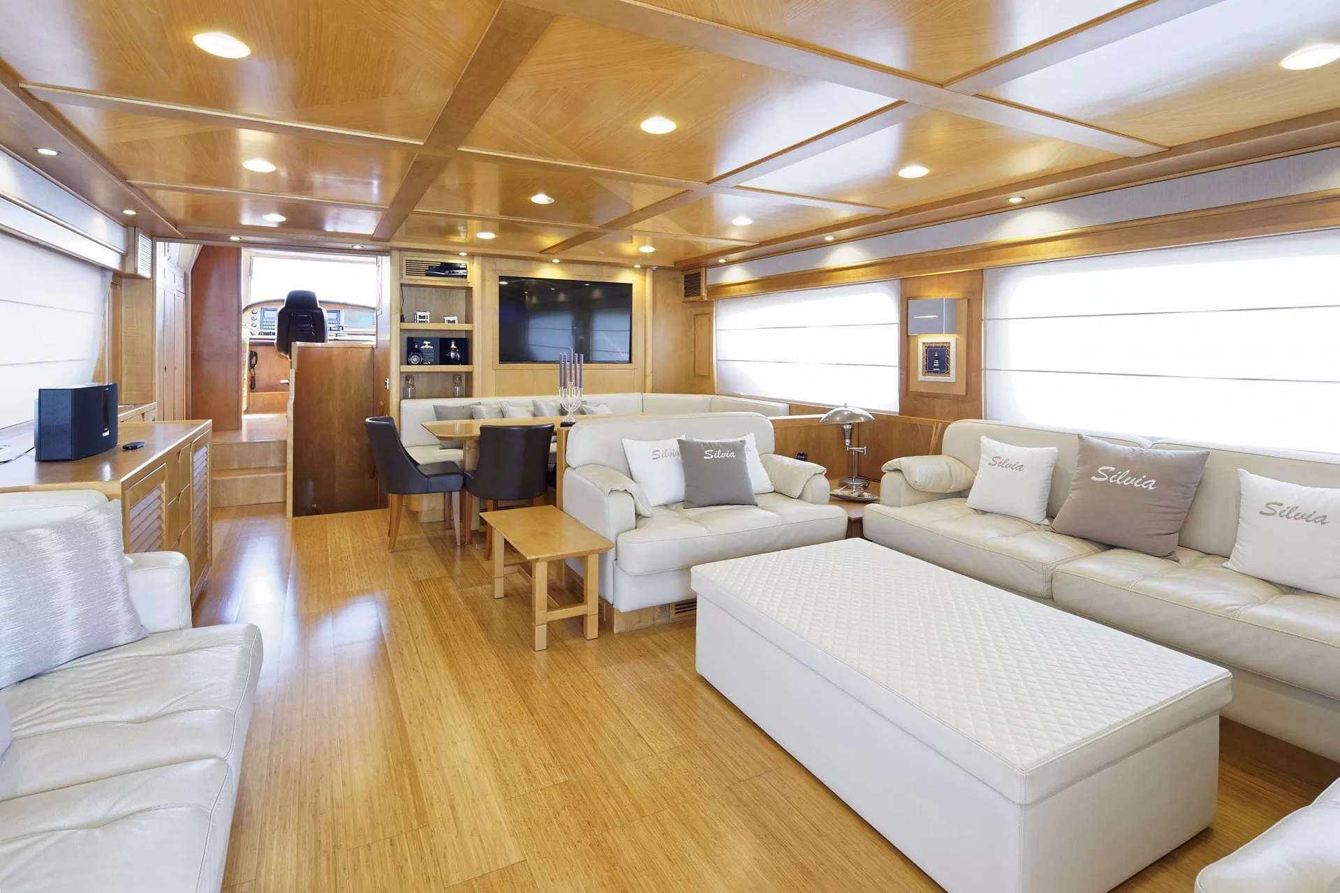 https://dev-api.arconyachts.com/storage/media/23473/conversions/706_5893446856-optimize.webp
