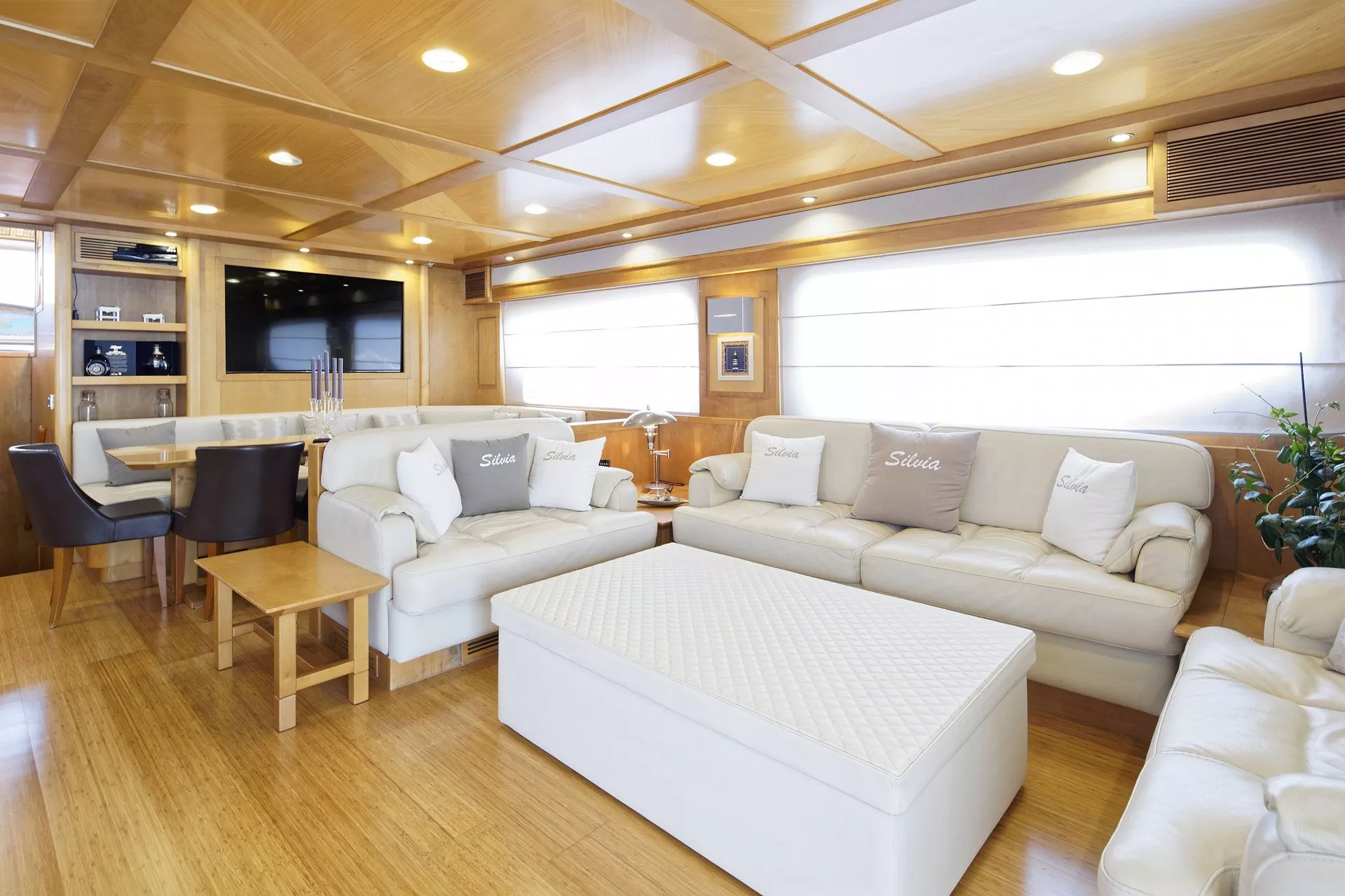 https://dev-api.arconyachts.com/storage/media/23474/conversions/706_6278466783-optimize.webp
