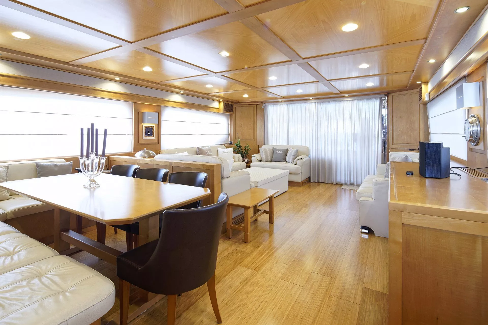 https://dev-api.arconyachts.com/storage/media/23475/conversions/706_8660984806-optimize.webp