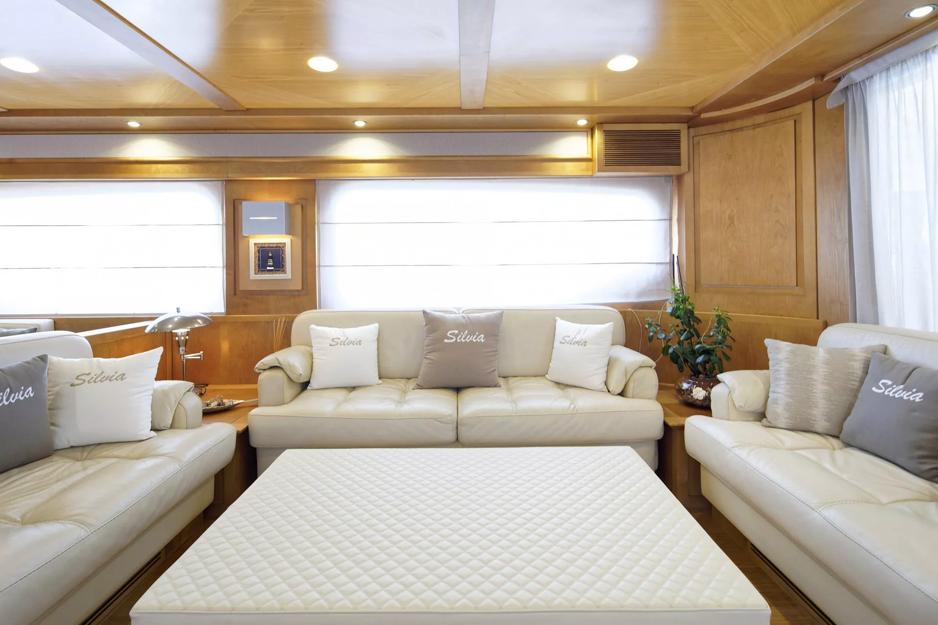 https://dev-api.arconyachts.com/storage/media/23476/conversions/706_3026546729-optimize.webp