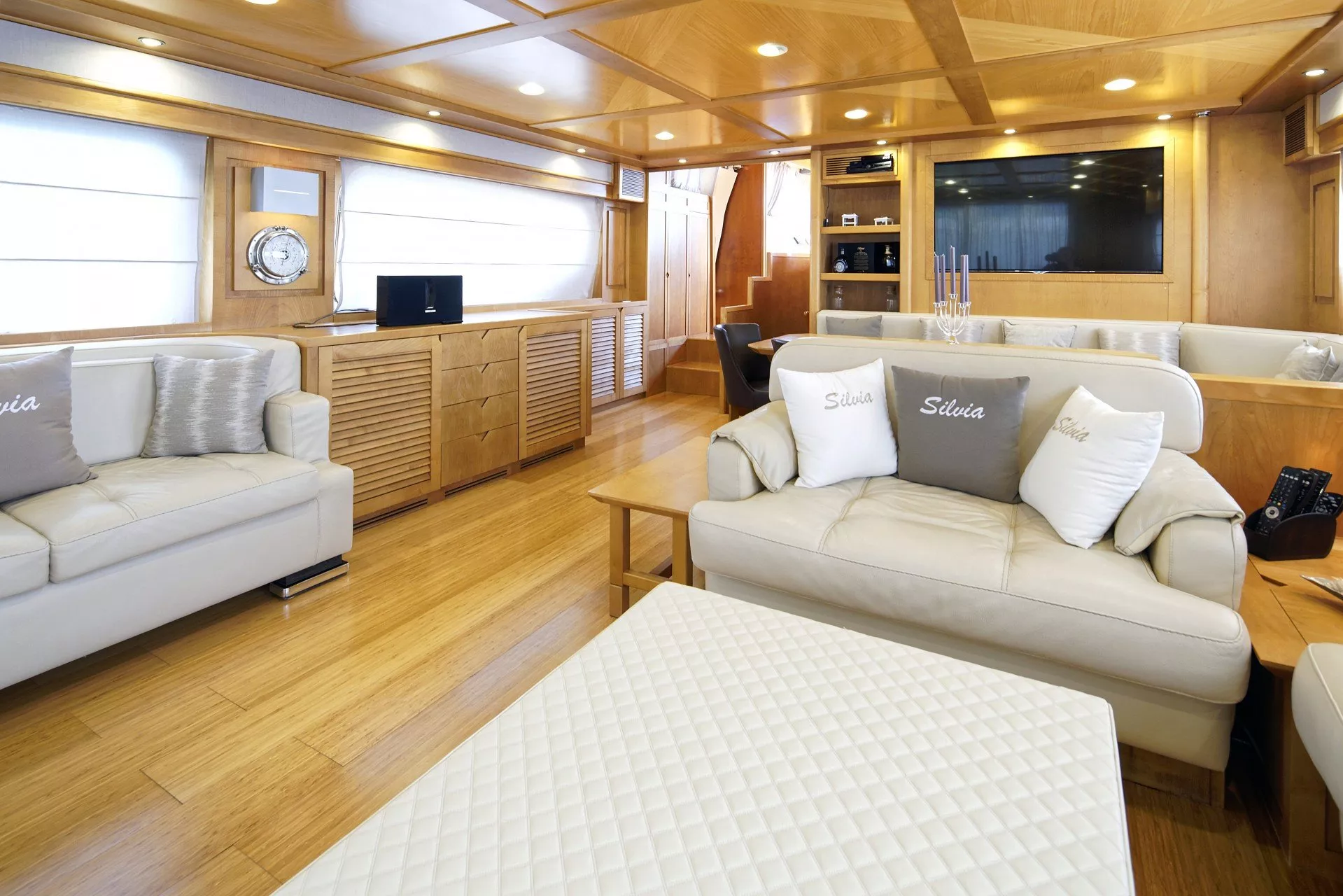 https://dev-api.arconyachts.com/storage/media/23477/conversions/706_3013185976-optimize.webp