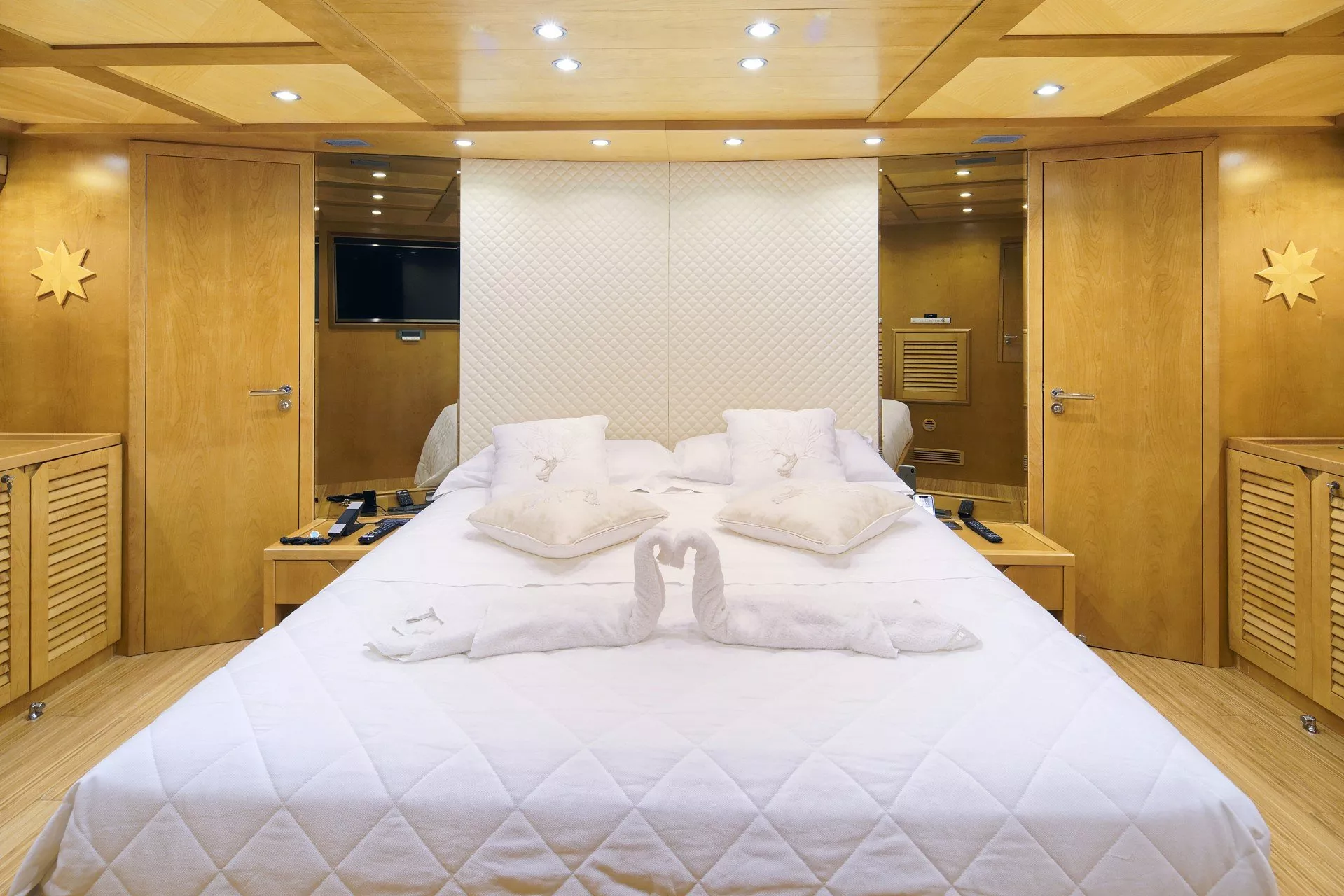 https://dev-api.arconyachts.com/storage/media/23478/conversions/706_9732094219-optimize.webp