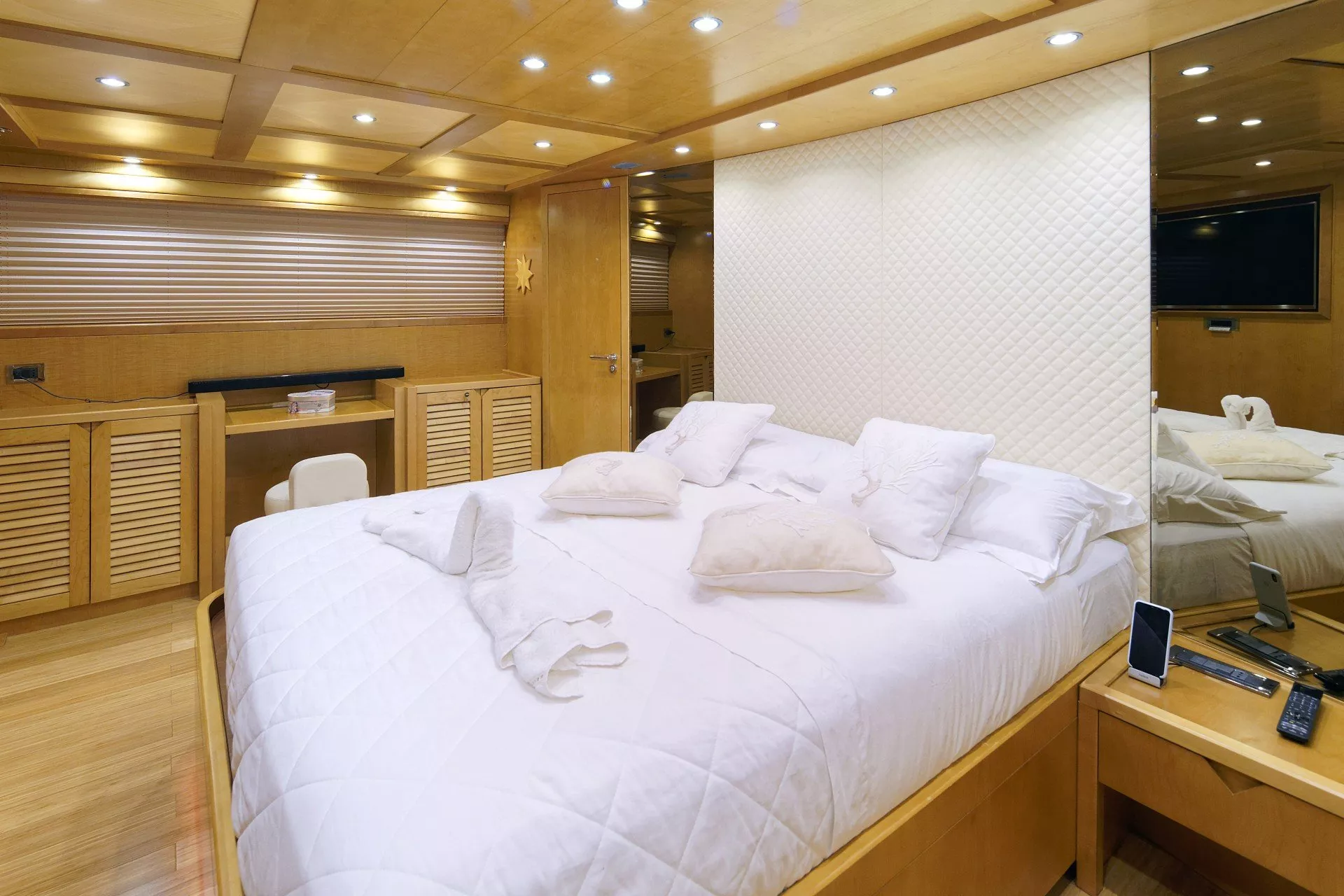 https://dev-api.arconyachts.com/storage/media/23479/conversions/706_1795551766-optimize.webp