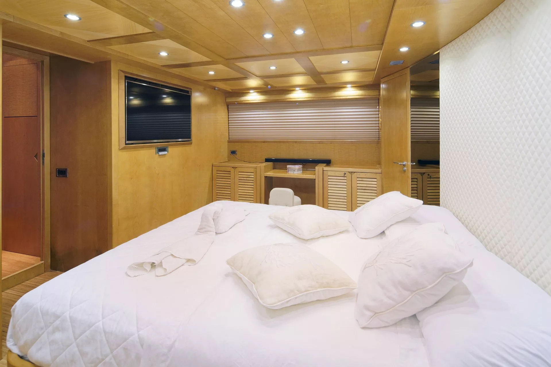 https://dev-api.arconyachts.com/storage/media/23480/conversions/706_3091000236-optimize.webp