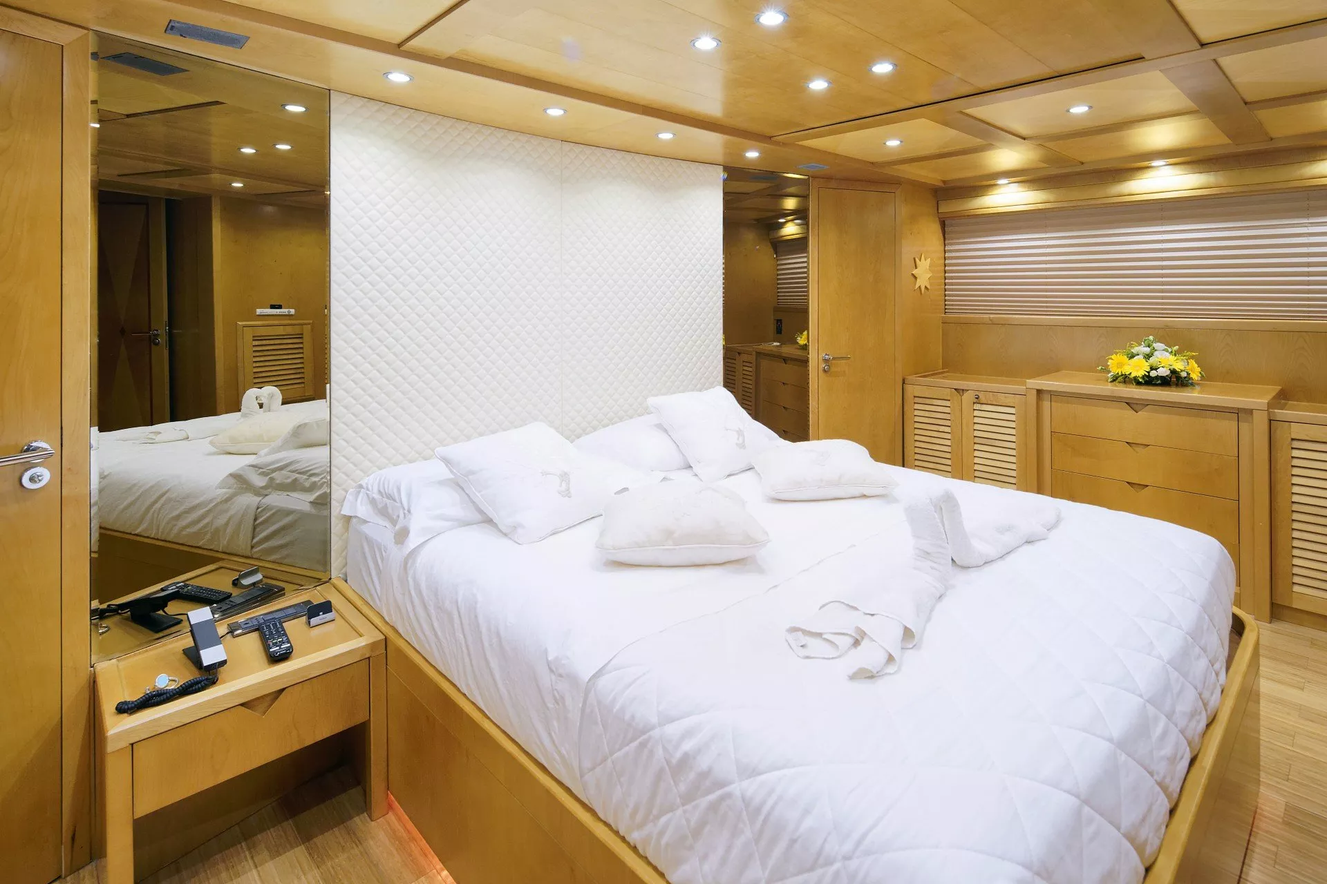 https://dev-api.arconyachts.com/storage/media/23482/conversions/706_7942242003-optimize.webp