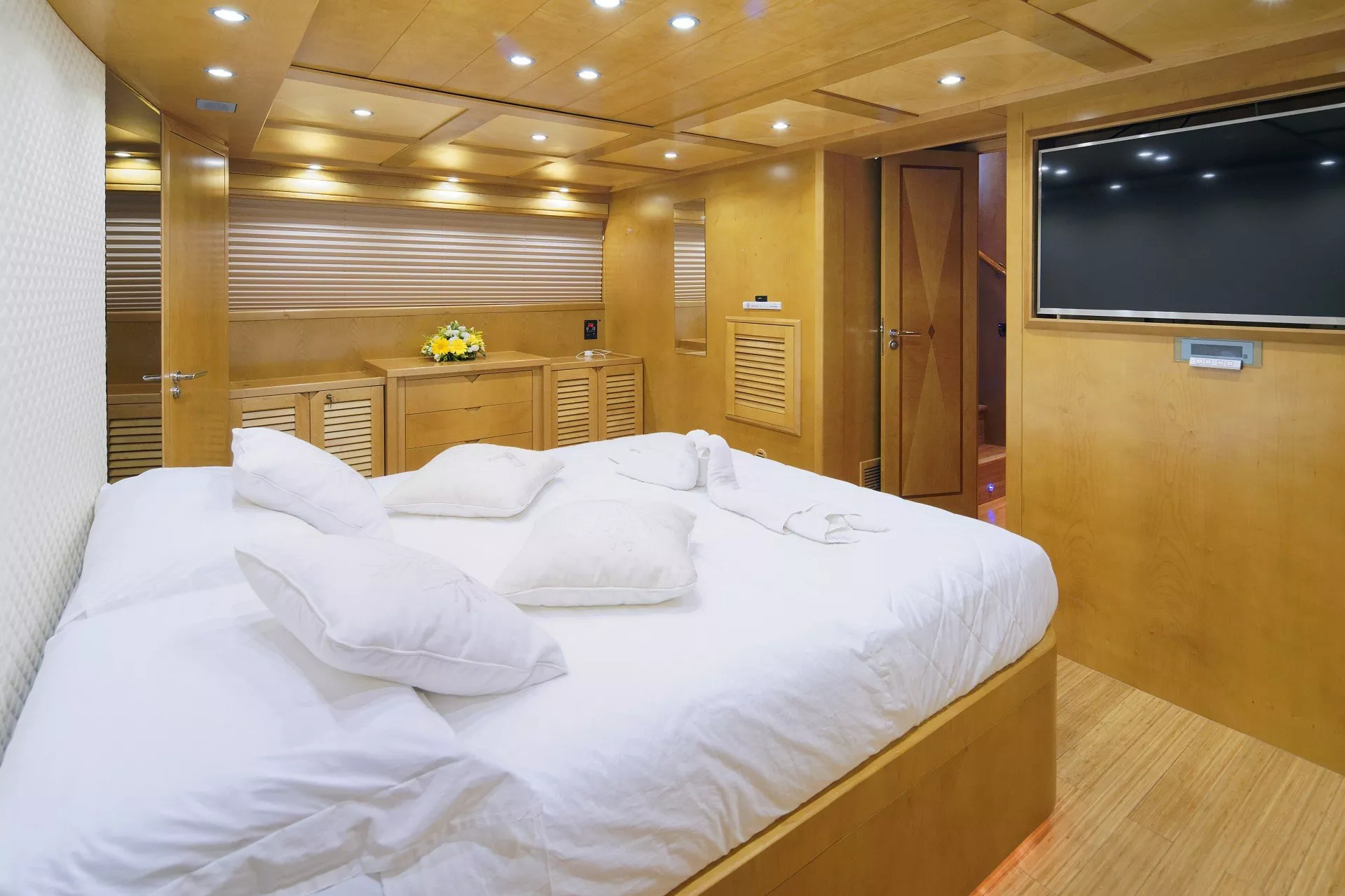 https://dev-api.arconyachts.com/storage/media/23485/conversions/706_9956078301-optimize.webp