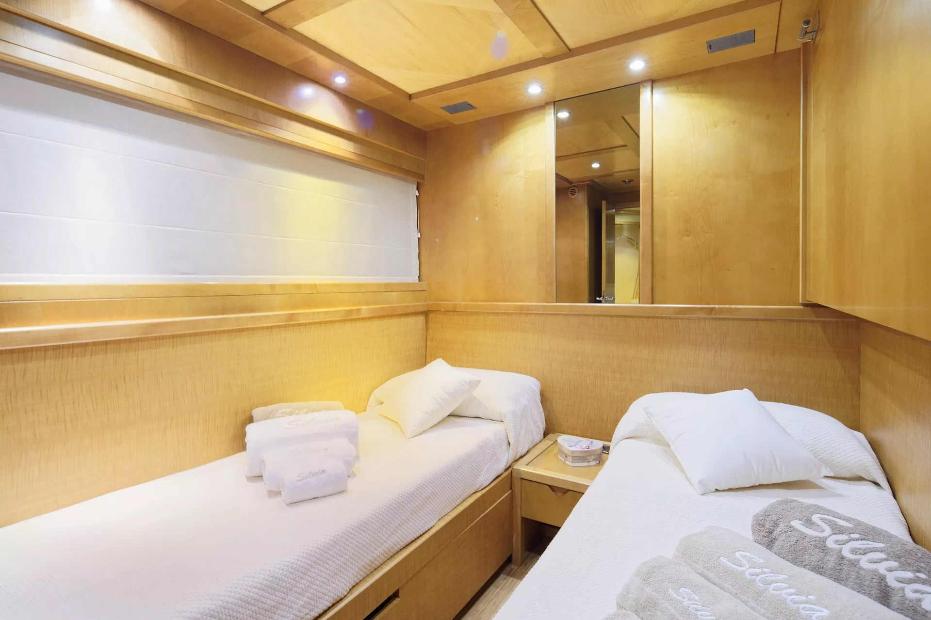 https://dev-api.arconyachts.com/storage/media/23486/conversions/706_6763925472-optimize.webp