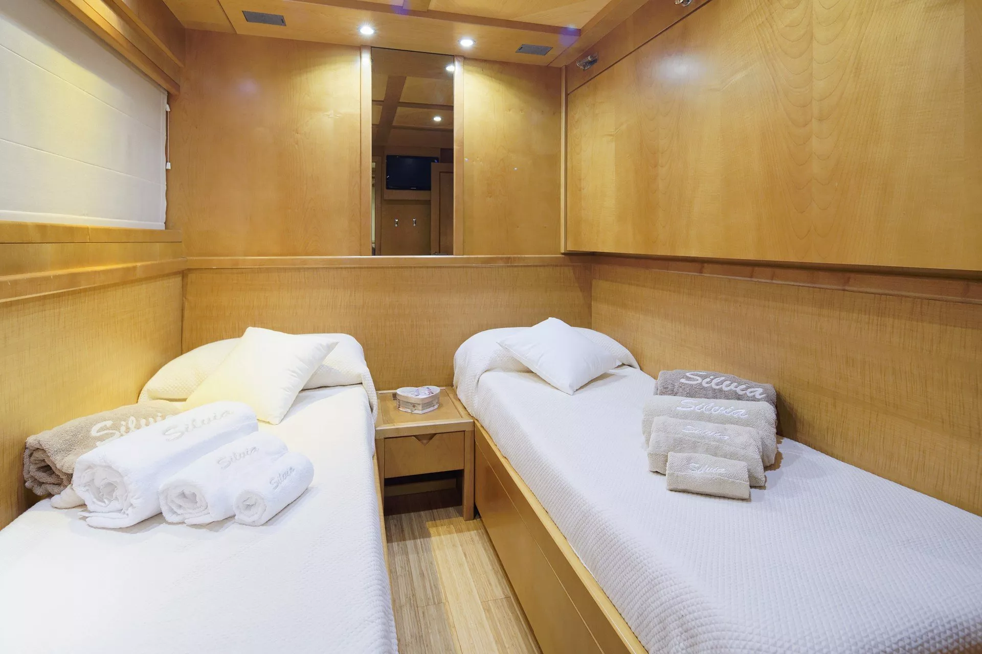 https://dev-api.arconyachts.com/storage/media/23487/conversions/706_1952264401-optimize.webp