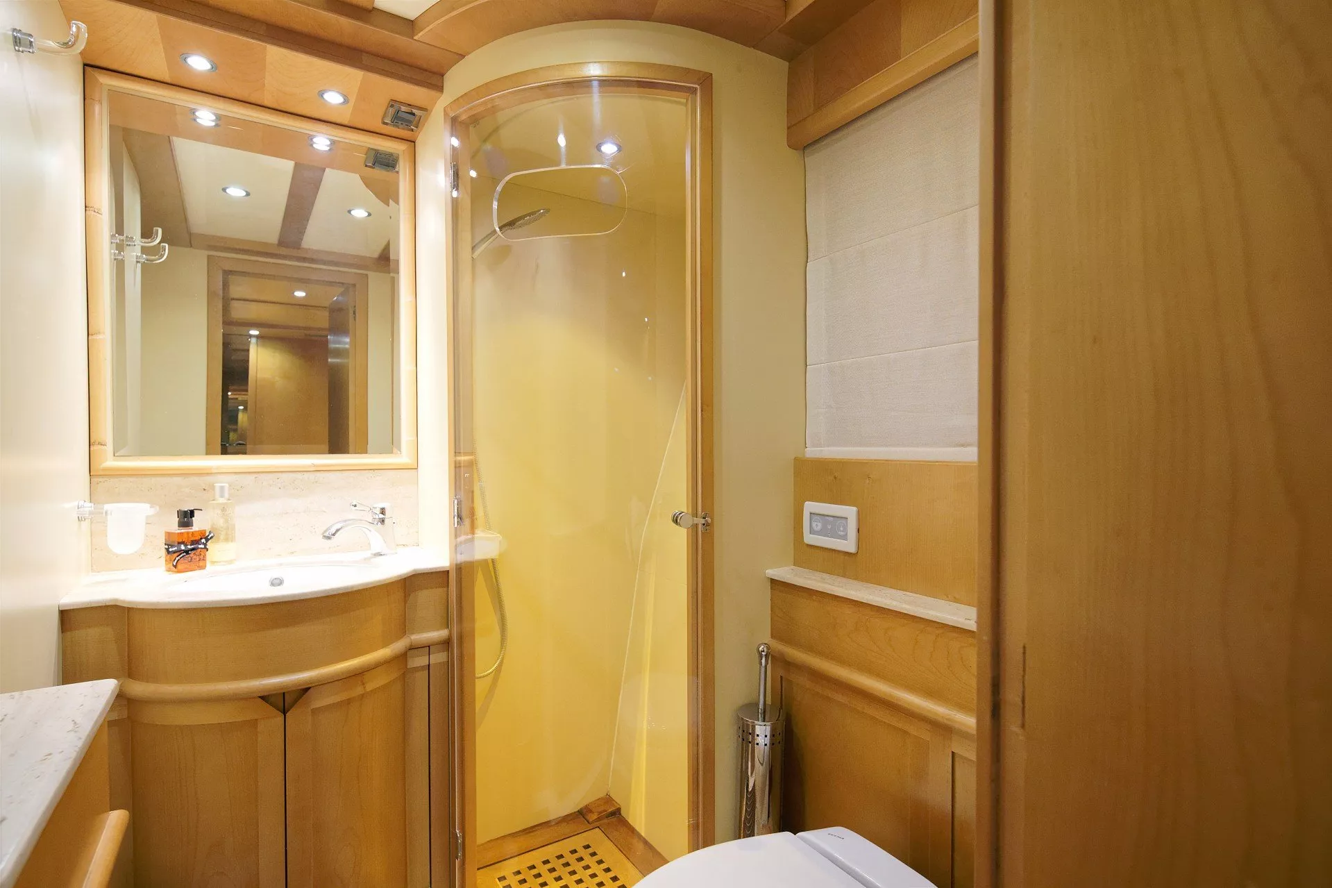 https://dev-api.arconyachts.com/storage/media/23488/conversions/706_5639004145-optimize.webp