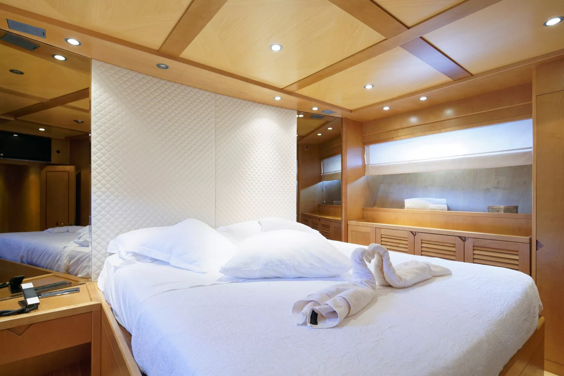 https://dev-api.arconyachts.com/storage/media/23490/conversions/706_6112170007-optimize.webp