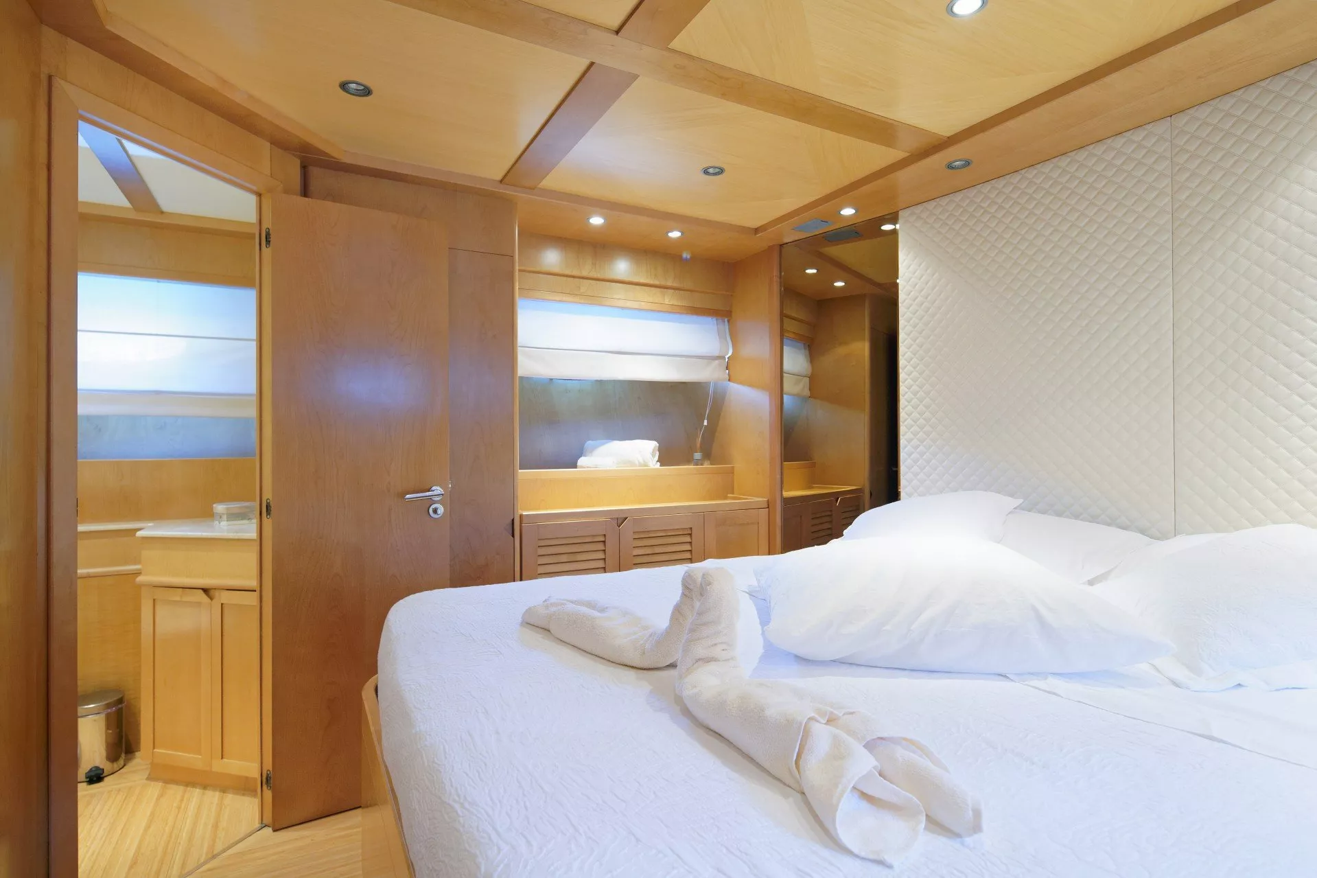 https://dev-api.arconyachts.com/storage/media/23491/conversions/706_9246487564-optimize.webp