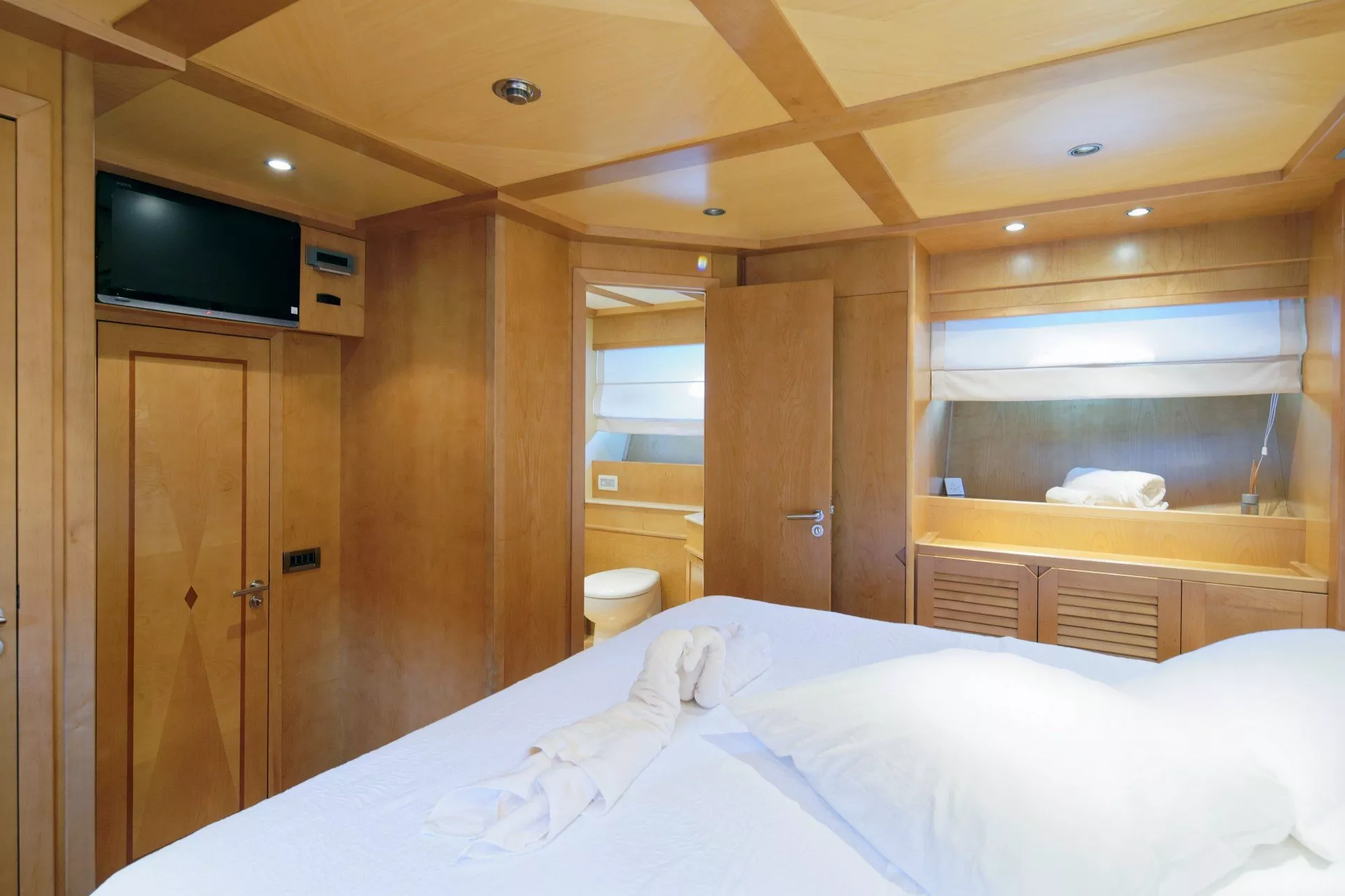 https://dev-api.arconyachts.com/storage/media/23492/conversions/706_9914726124-optimize.webp