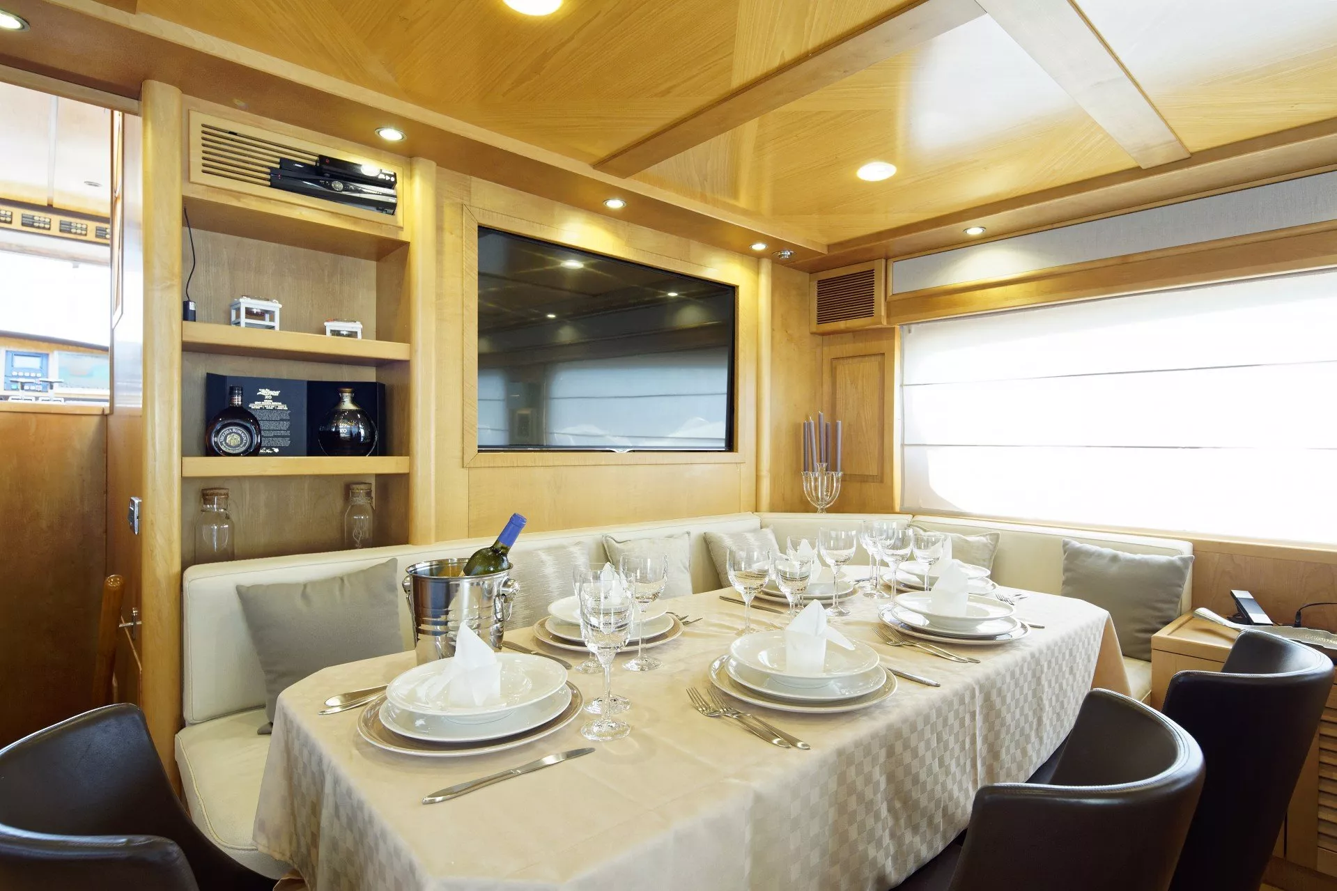 https://dev-api.arconyachts.com/storage/media/23494/conversions/706_0357325001-optimize.webp