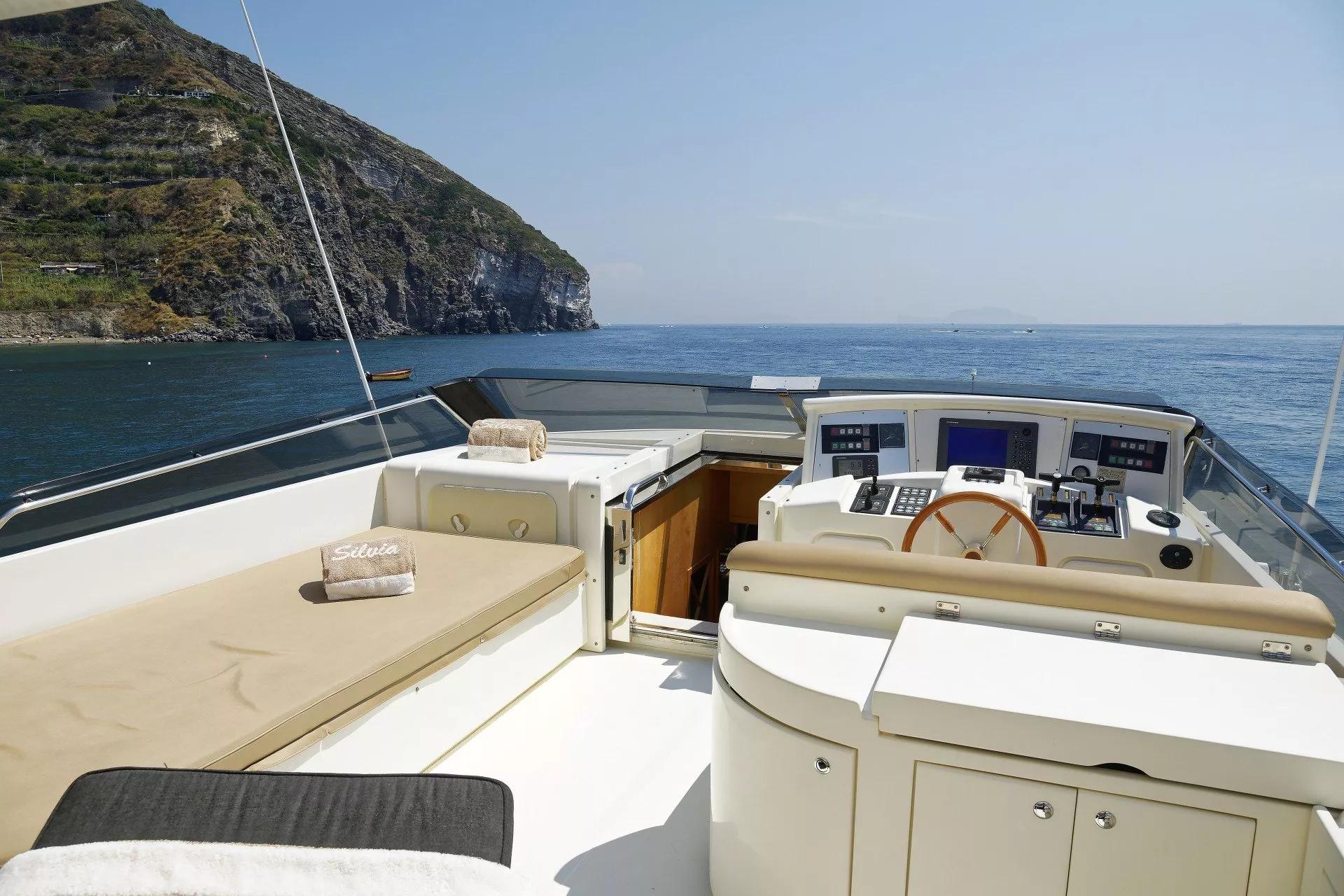 https://dev-api.arconyachts.com/storage/media/23497/conversions/706_3144722526-optimize.webp