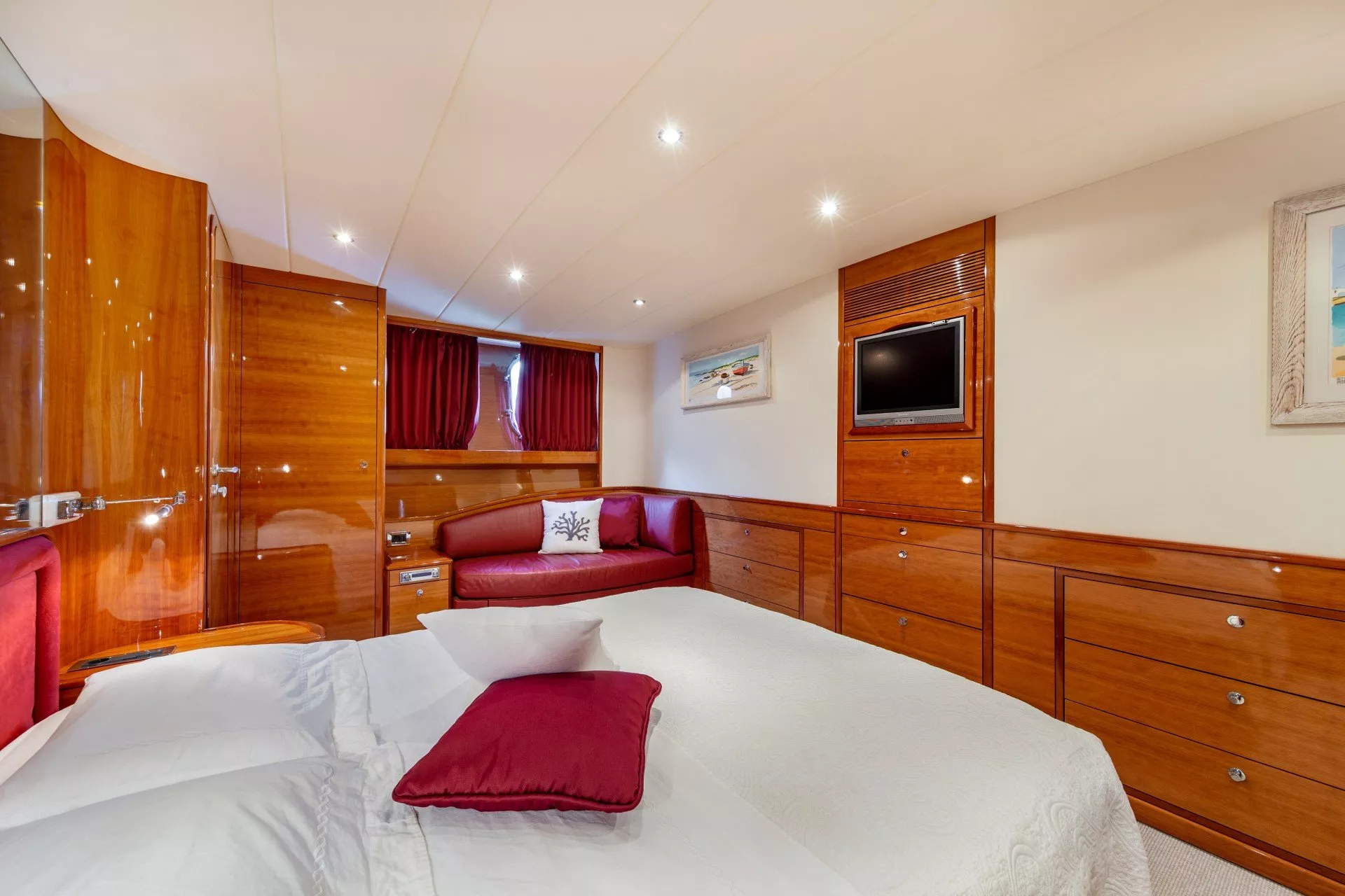 https://dev-api.arconyachts.com/storage/media/23531/conversions/704_3910134804-optimize.webp