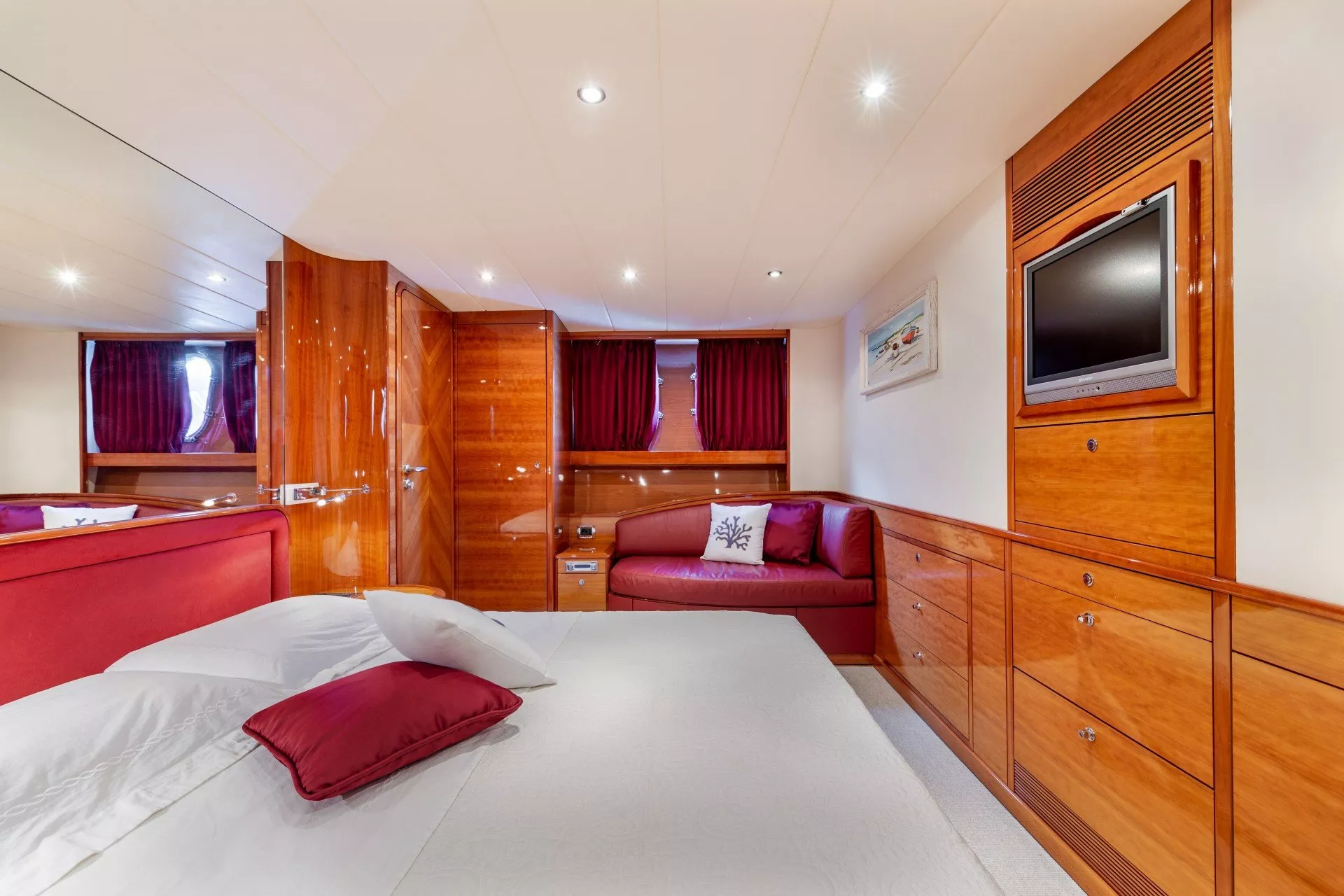 https://dev-api.arconyachts.com/storage/media/23533/conversions/704_9376987641-optimize.webp