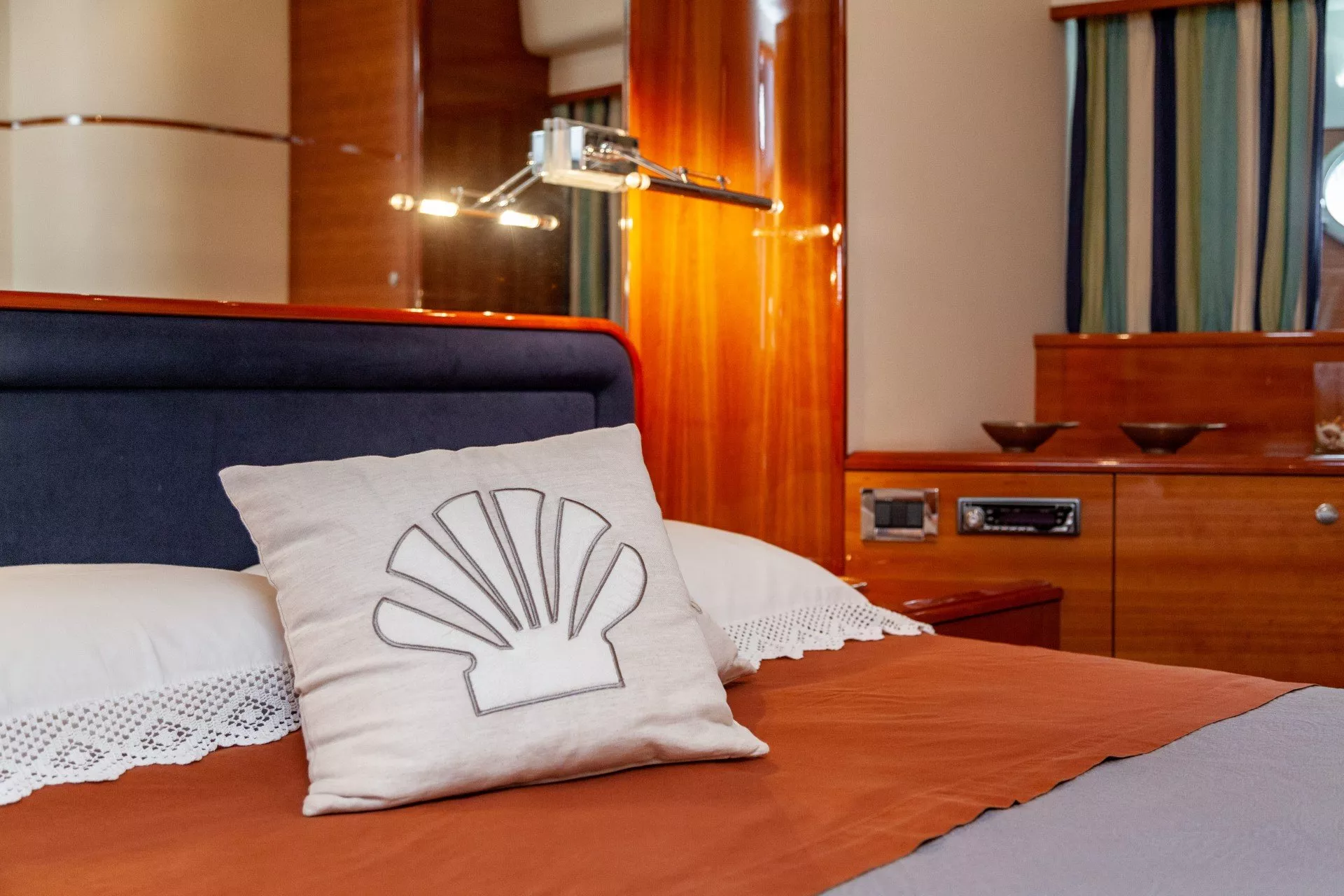 https://dev-api.arconyachts.com/storage/media/23535/conversions/704_3559198735-optimize.webp