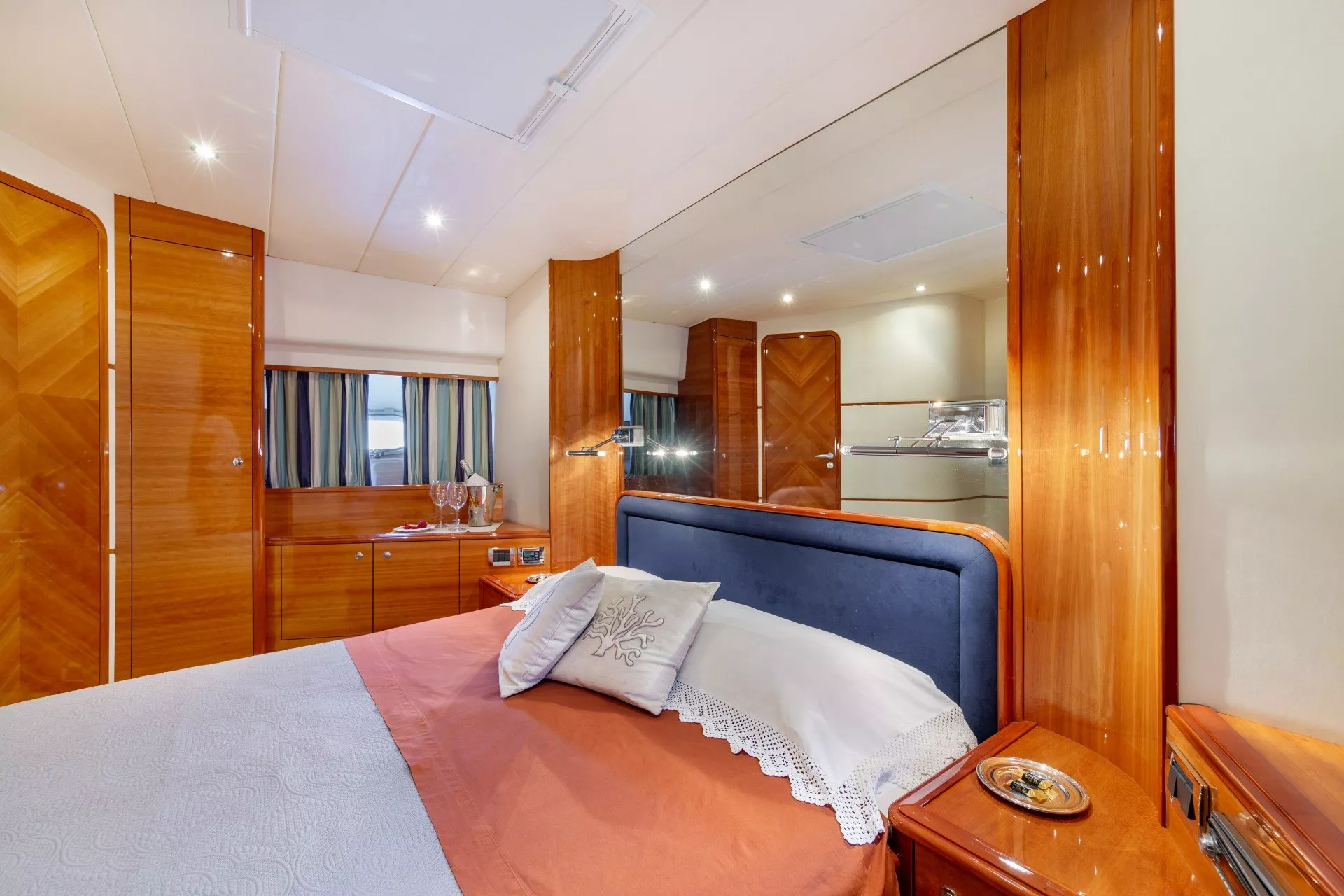 https://dev-api.arconyachts.com/storage/media/23536/conversions/704_8021563734-optimize.webp