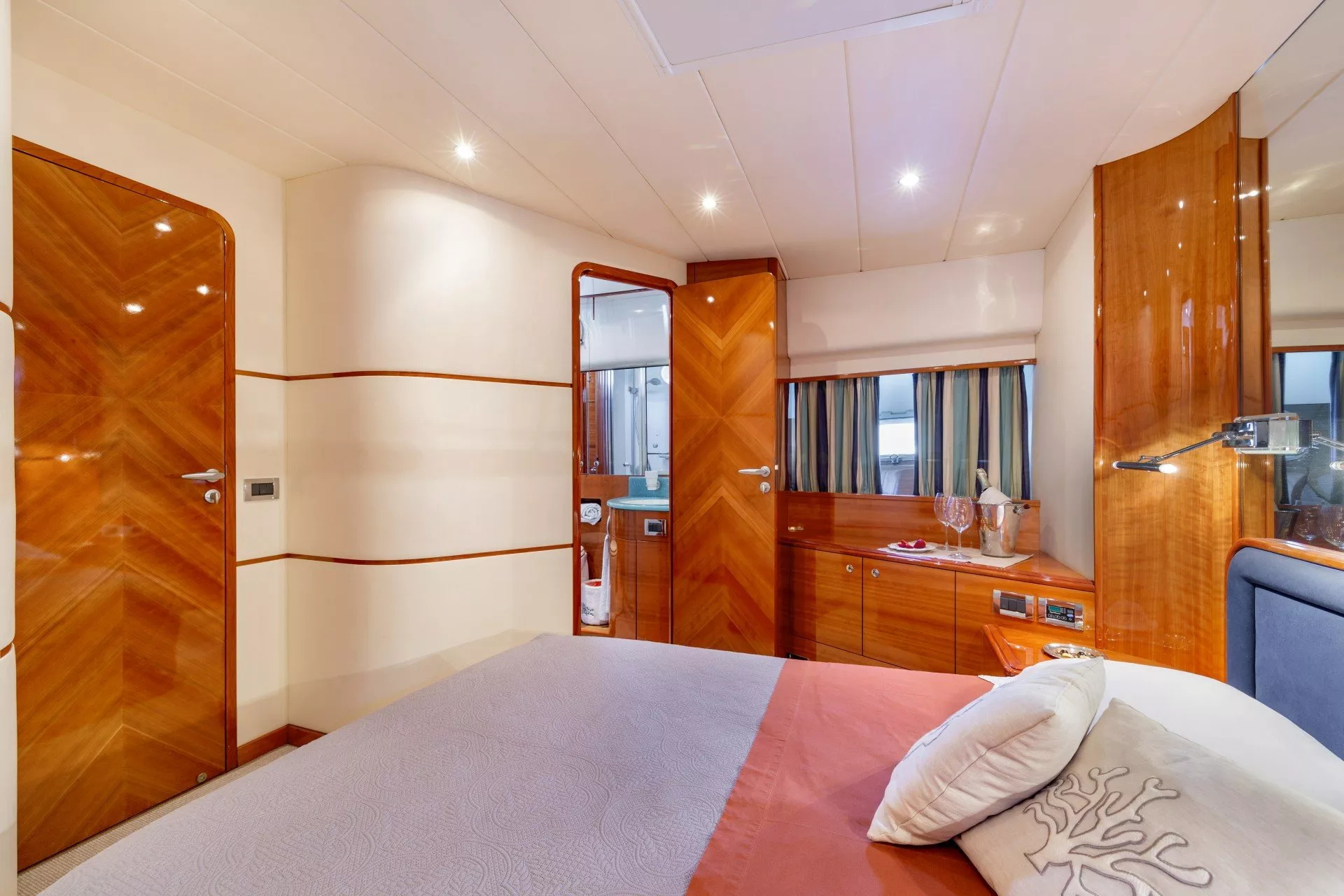 https://dev-api.arconyachts.com/storage/media/23537/conversions/704_9687930843-optimize.webp
