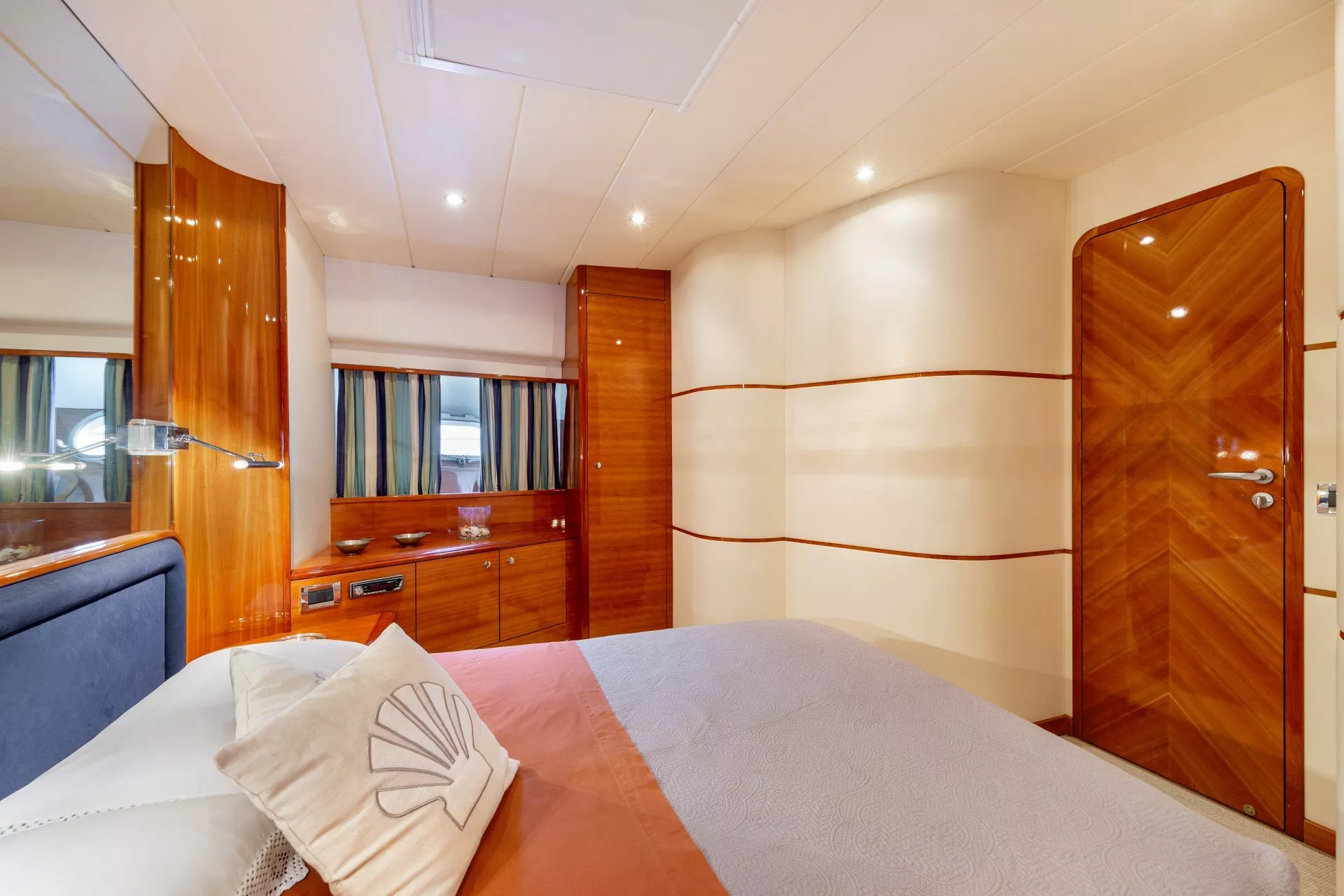 https://dev-api.arconyachts.com/storage/media/23538/conversions/704_0197868094-optimize.webp