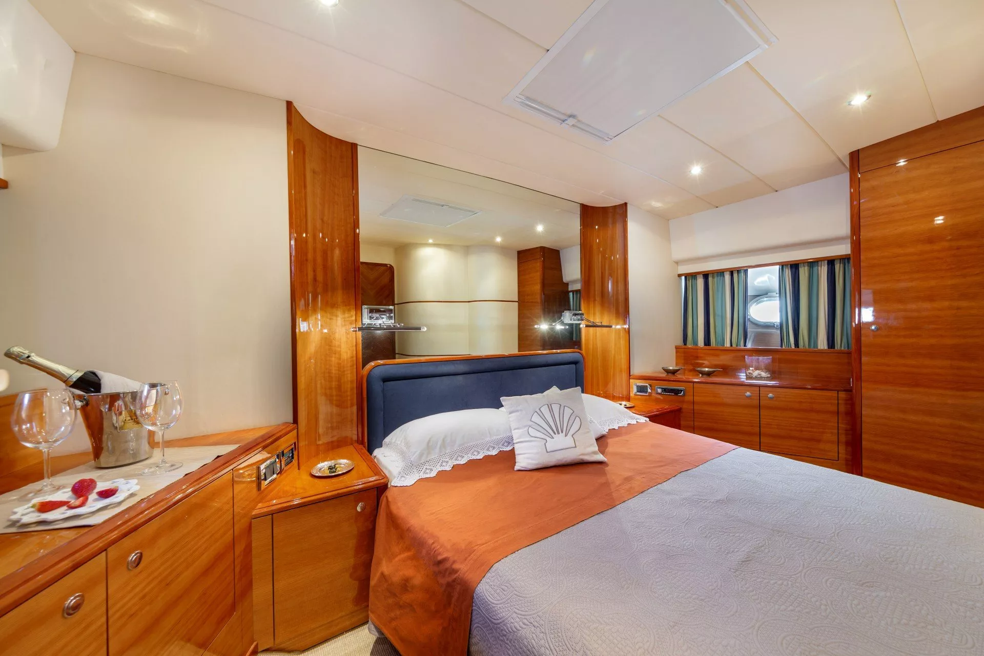 https://dev-api.arconyachts.com/storage/media/23539/conversions/704_4500827078-optimize.webp