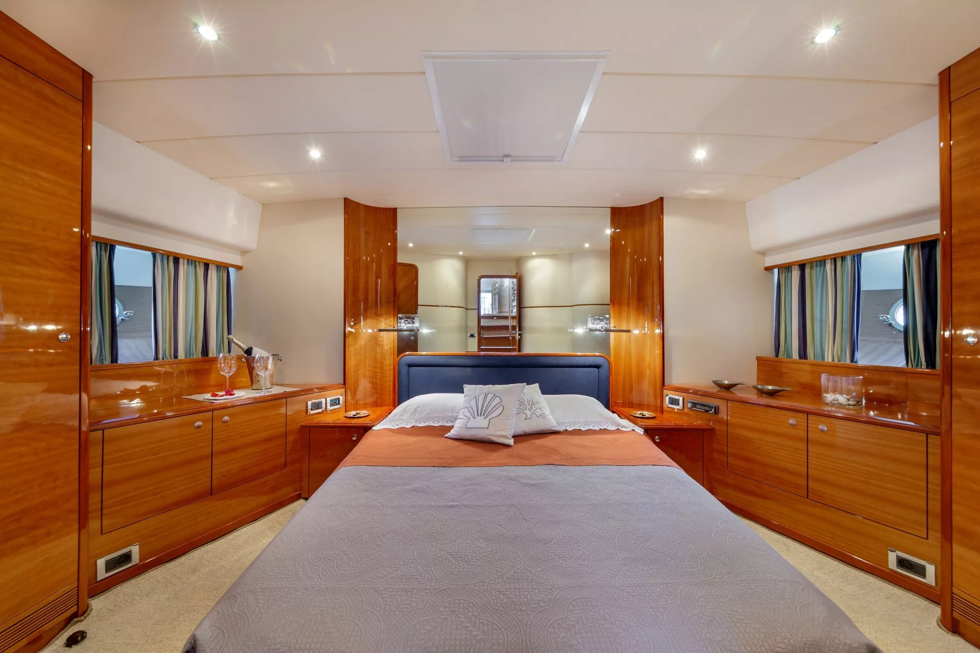https://dev-api.arconyachts.com/storage/media/23540/conversions/704_3616855652-optimize.webp