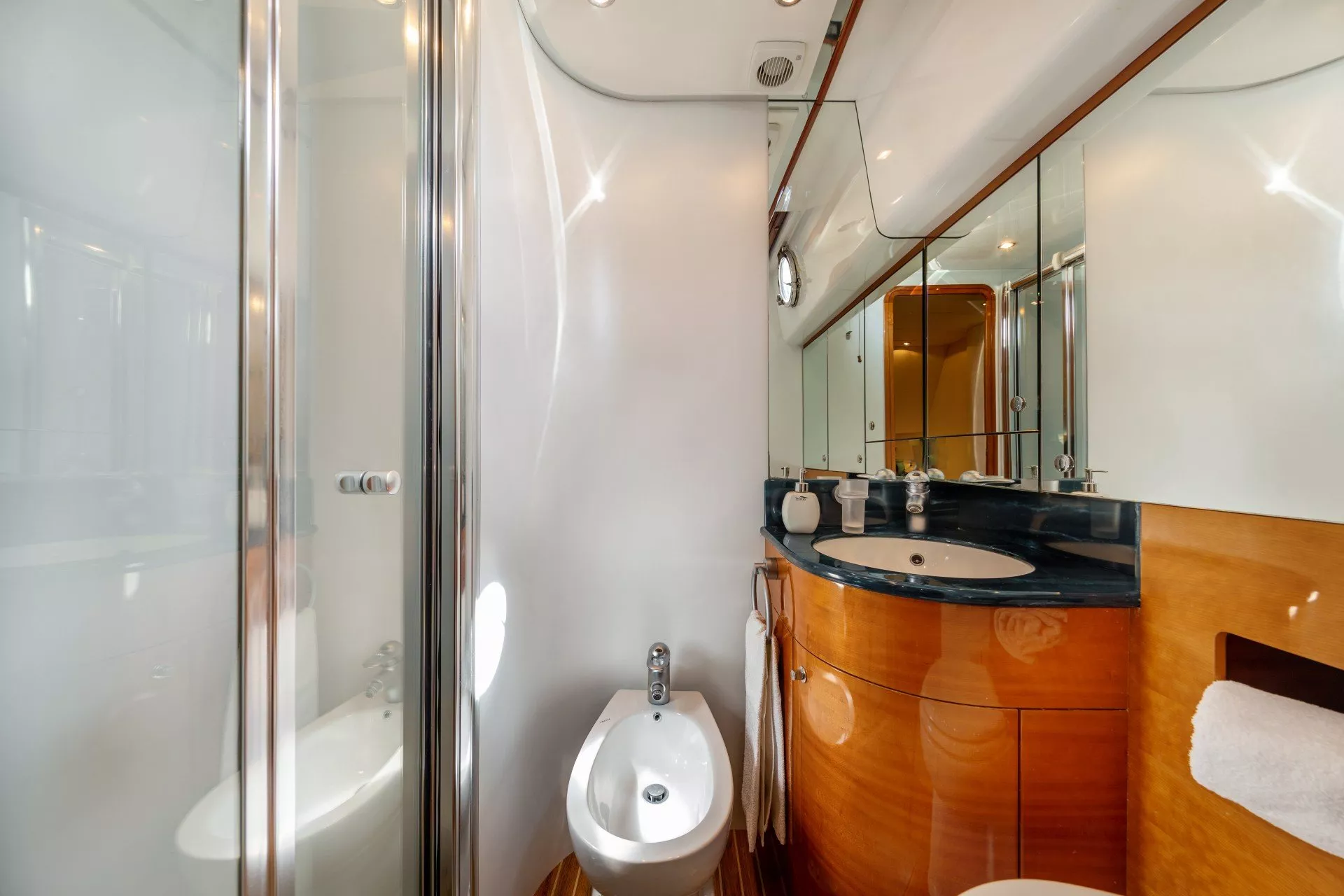 https://dev-api.arconyachts.com/storage/media/23543/conversions/704_4724327813-optimize.webp