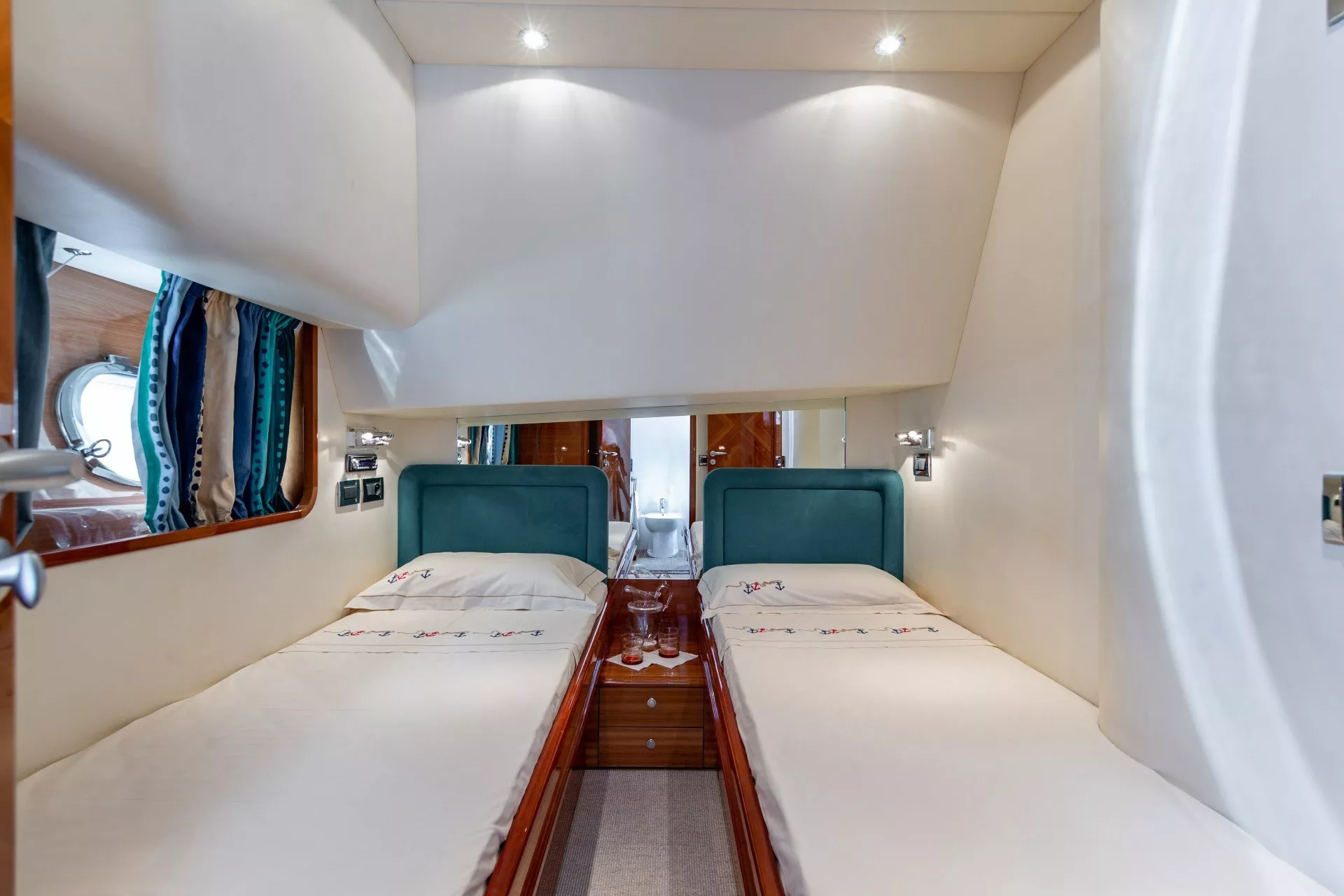 https://dev-api.arconyachts.com/storage/media/23544/conversions/704_8962674200-optimize.webp