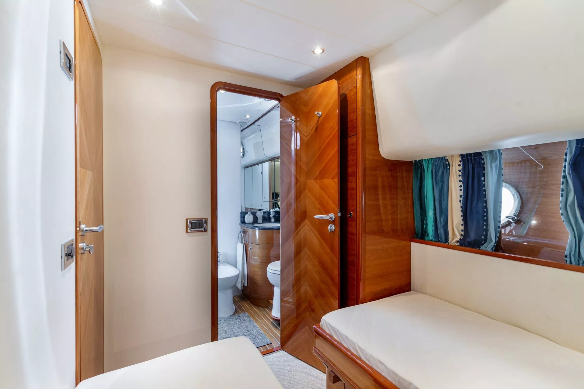 https://dev-api.arconyachts.com/storage/media/23545/conversions/704_0772793402-optimize.webp