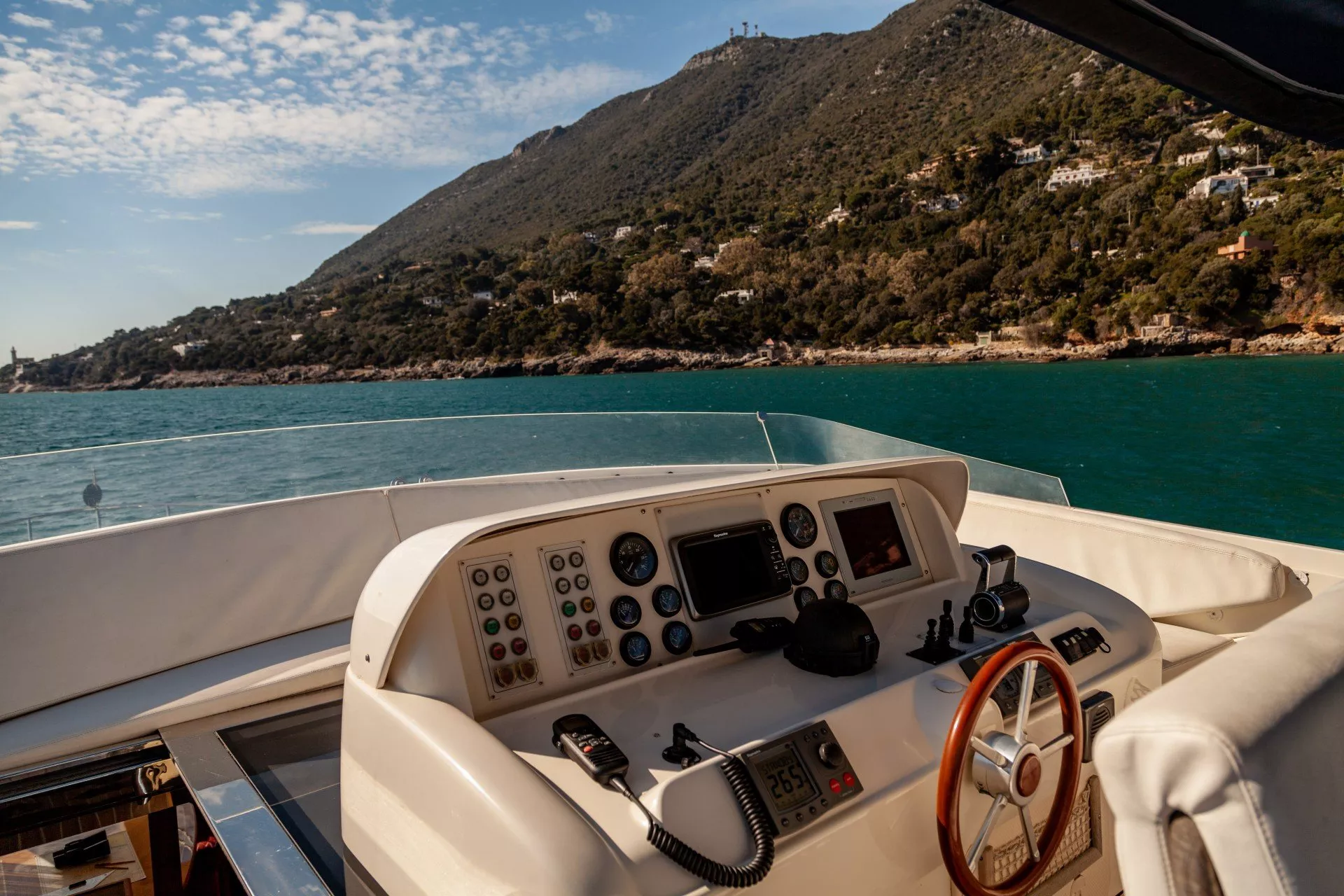 https://dev-api.arconyachts.com/storage/media/23568/conversions/704_0576903060-optimize.webp