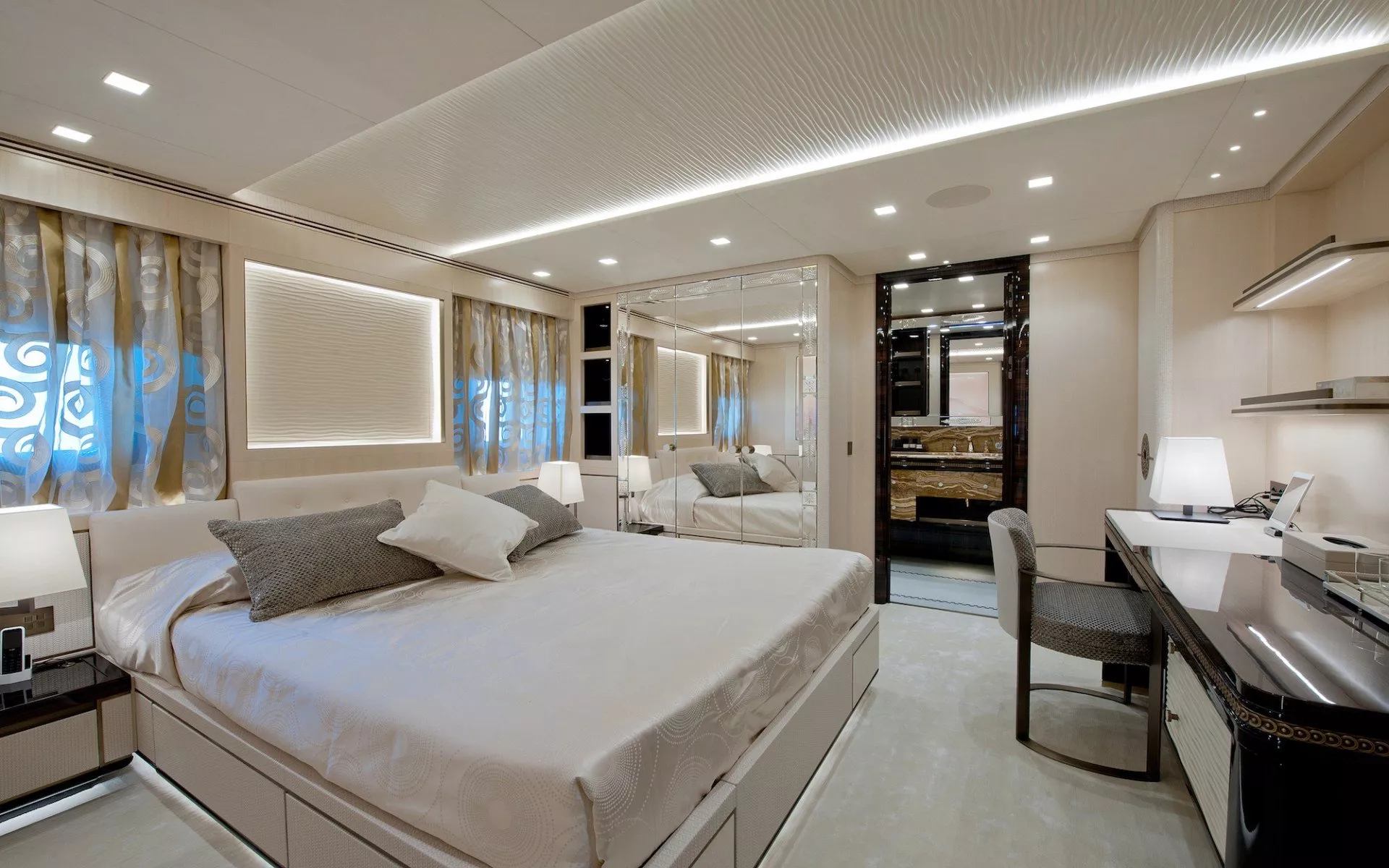 https://dev-api.arconyachts.com/storage/media/23621/conversions/702_1946607535-optimize.webp