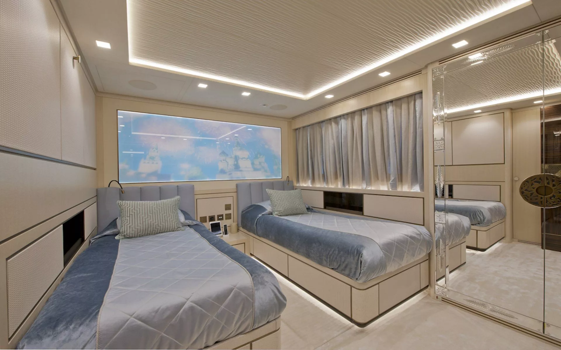https://dev-api.arconyachts.com/storage/media/23625/conversions/702_6087560578-optimize.webp