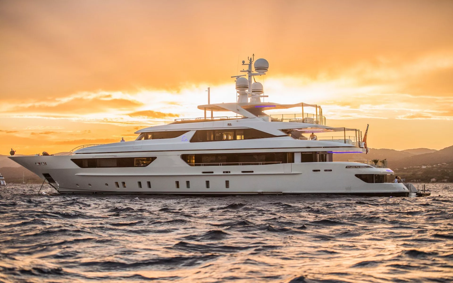 https://dev-api.arconyachts.com/storage/media/23633/conversions/702_1527922566-optimize.webp
