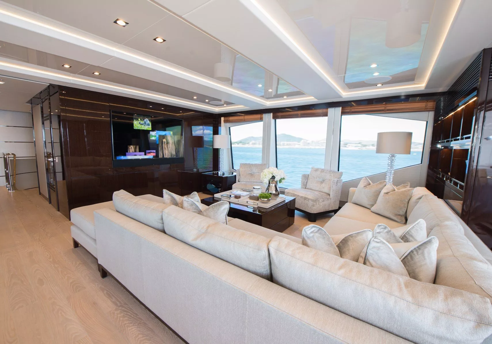 https://dev-api.arconyachts.com/storage/media/23645/conversions/701_8152465378-optimize.webp