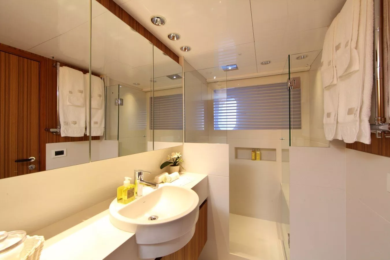 https://dev-api.arconyachts.com/storage/media/23756/conversions/497_1411592692-optimize.webp