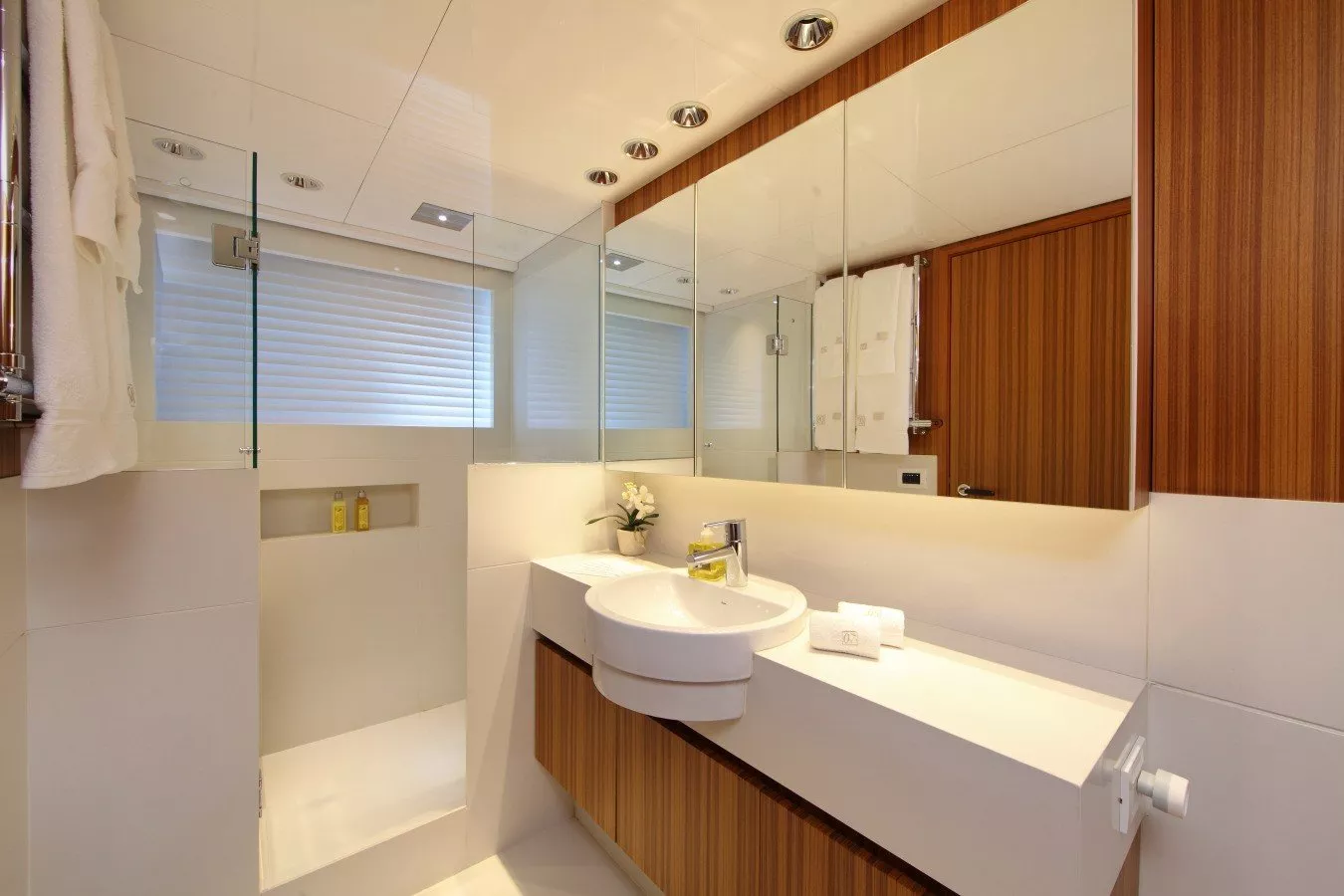 https://dev-api.arconyachts.com/storage/media/23758/conversions/497_2792782968-optimize.webp