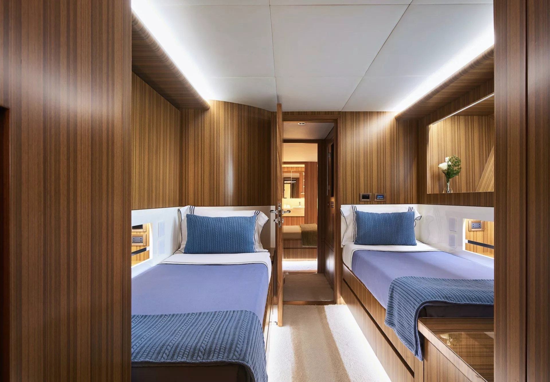 https://dev-api.arconyachts.com/storage/media/23781/conversions/497_1046021298-optimize.webp