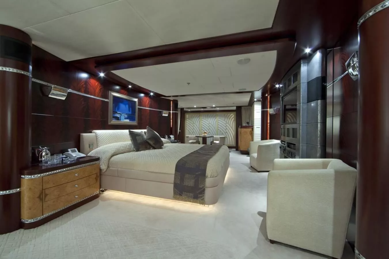 https://dev-api.arconyachts.com/storage/media/23838/conversions/697_2217727091-optimize.webp