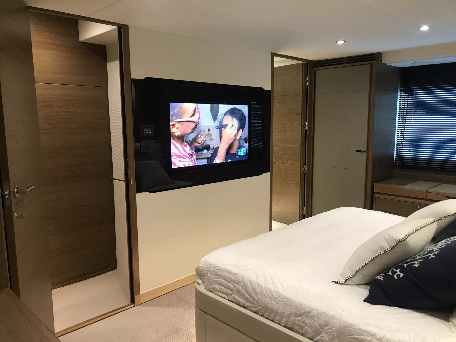 https://dev-api.arconyachts.com/storage/media/23858/conversions/696_0112295741-optimize.webp