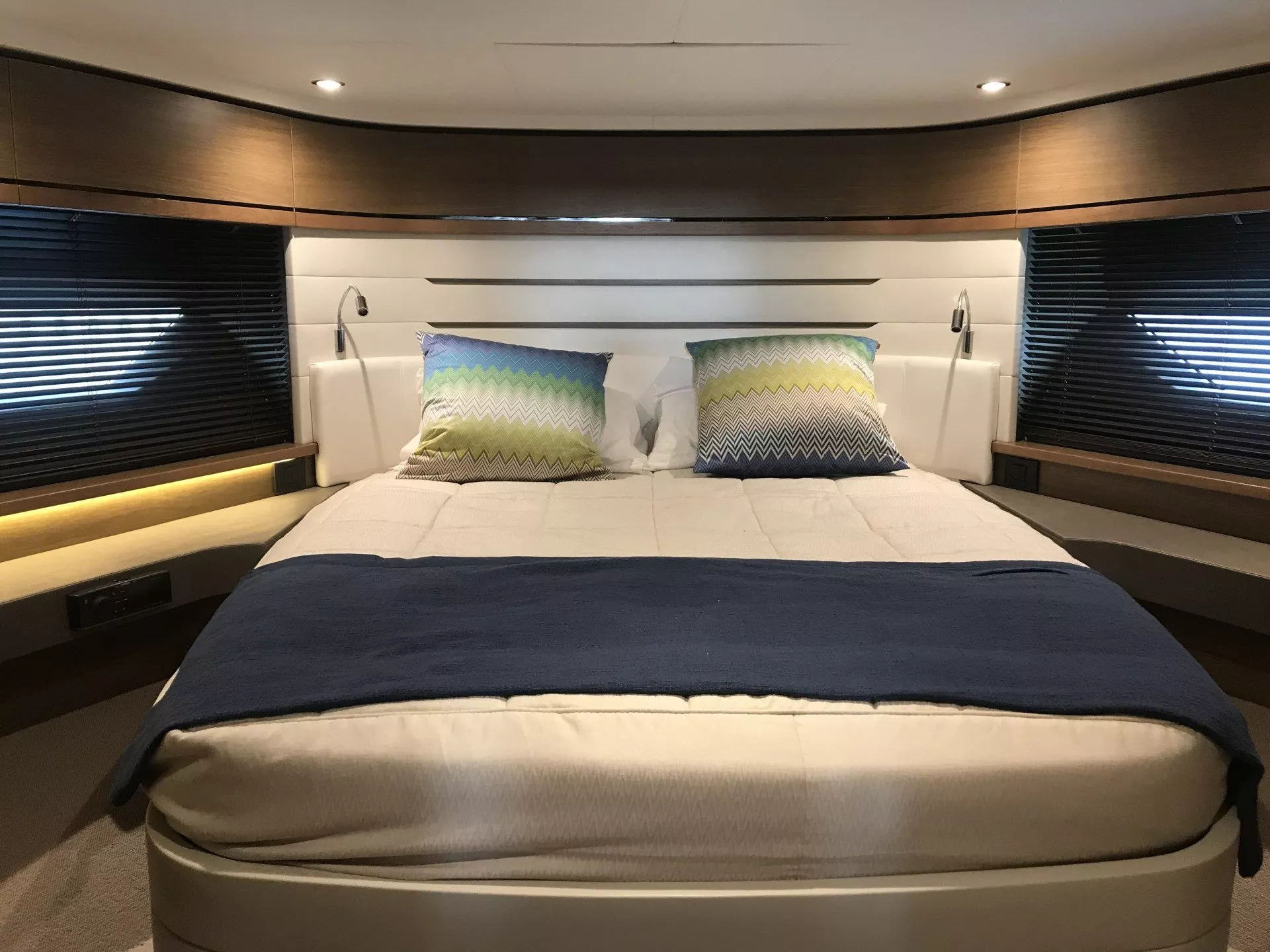 https://dev-api.arconyachts.com/storage/media/23859/conversions/696_8026625543-optimize.webp