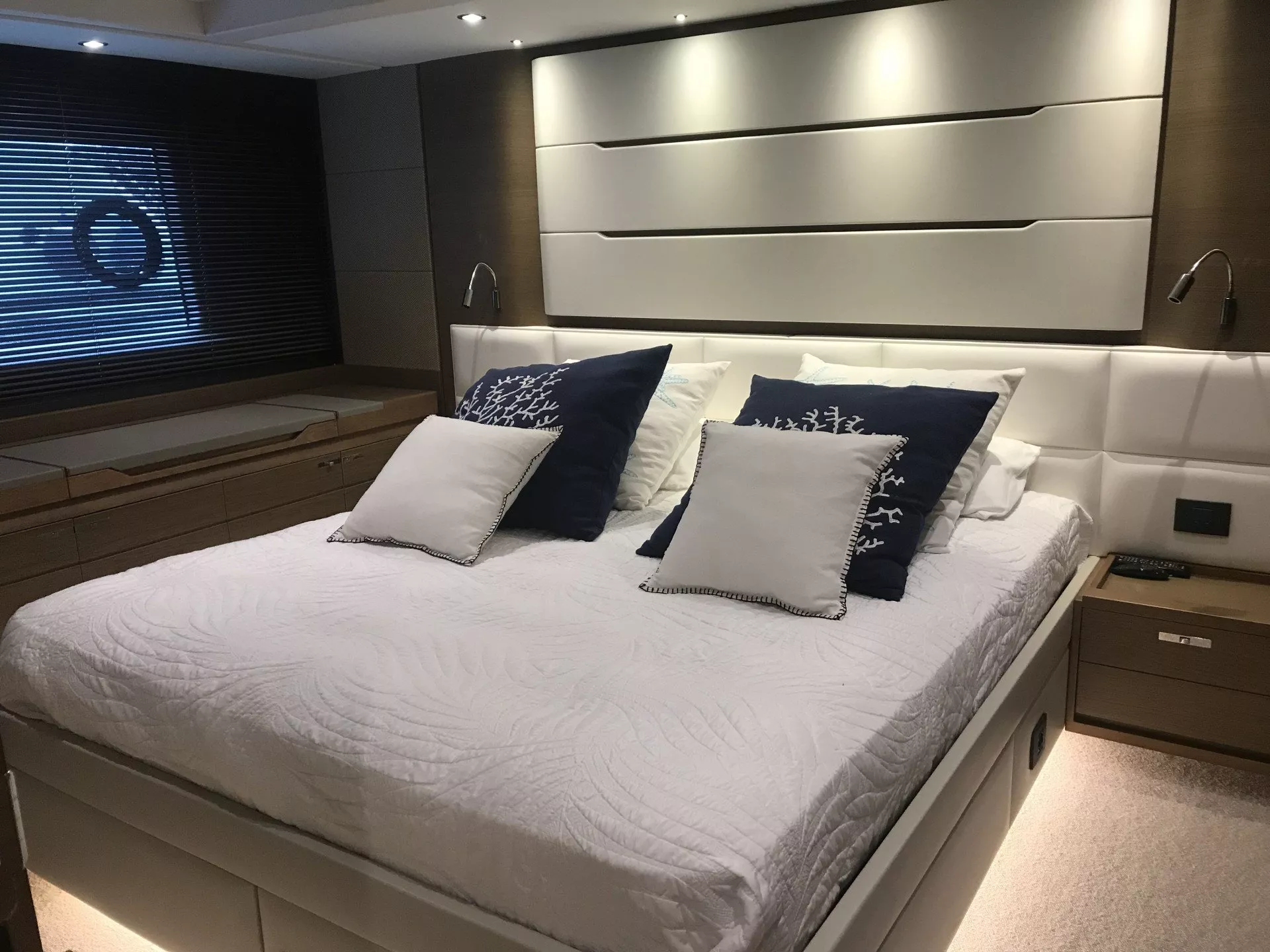 https://dev-api.arconyachts.com/storage/media/23860/conversions/696_7029817828-optimize.webp