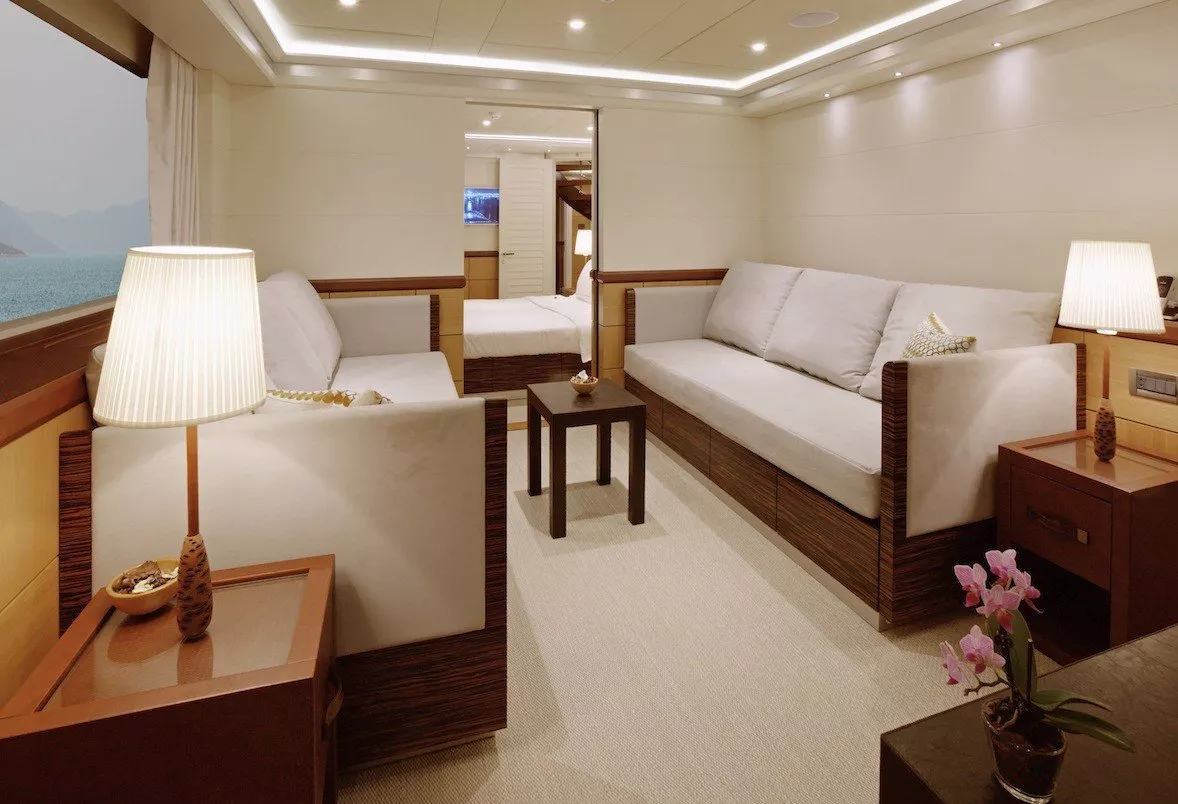 https://dev-api.arconyachts.com/storage/media/23872/conversions/695_2598012171-optimize.webp
