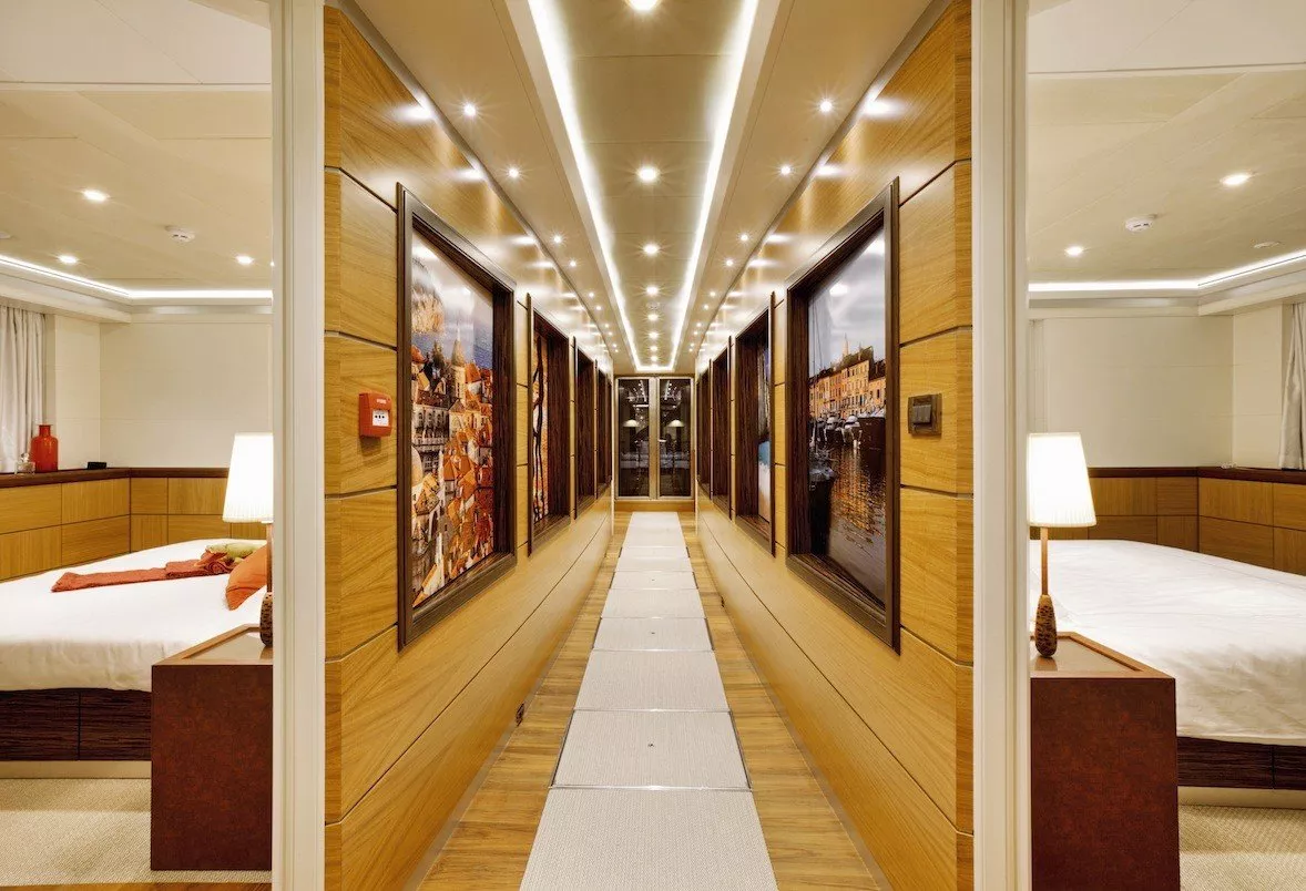 https://dev-api.arconyachts.com/storage/media/23878/conversions/695_3646318100-optimize.webp