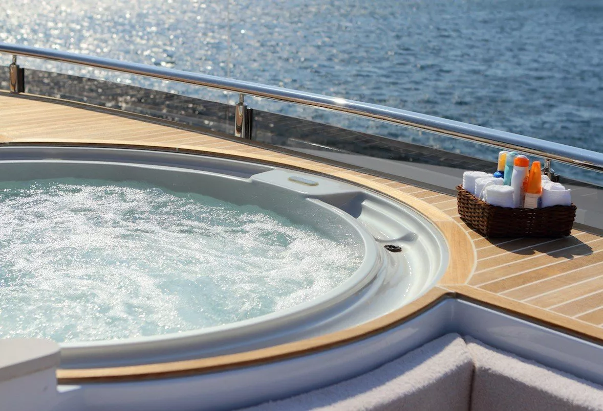 https://dev-api.arconyachts.com/storage/media/23879/conversions/695_6733176350-optimize.webp