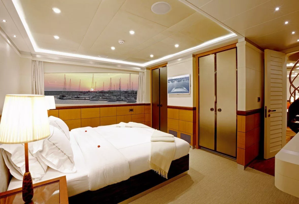 https://dev-api.arconyachts.com/storage/media/23882/conversions/695_7422719658-optimize.webp