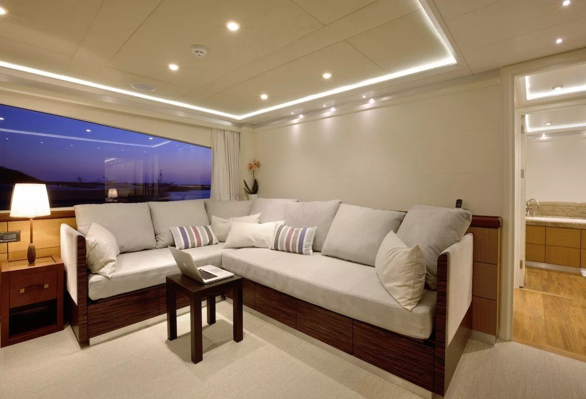 https://dev-api.arconyachts.com/storage/media/23884/conversions/695_0006772600-optimize.webp