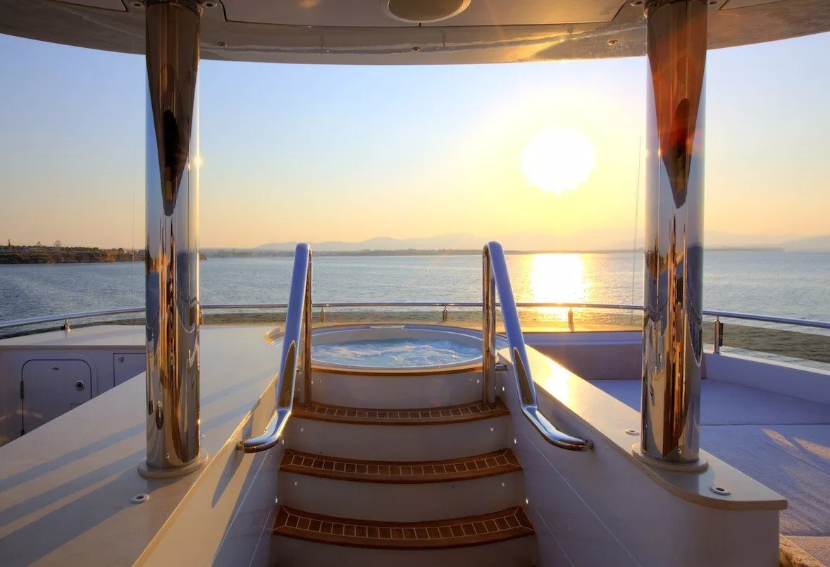 https://dev-api.arconyachts.com/storage/media/23885/conversions/695_6326808279-optimize.webp